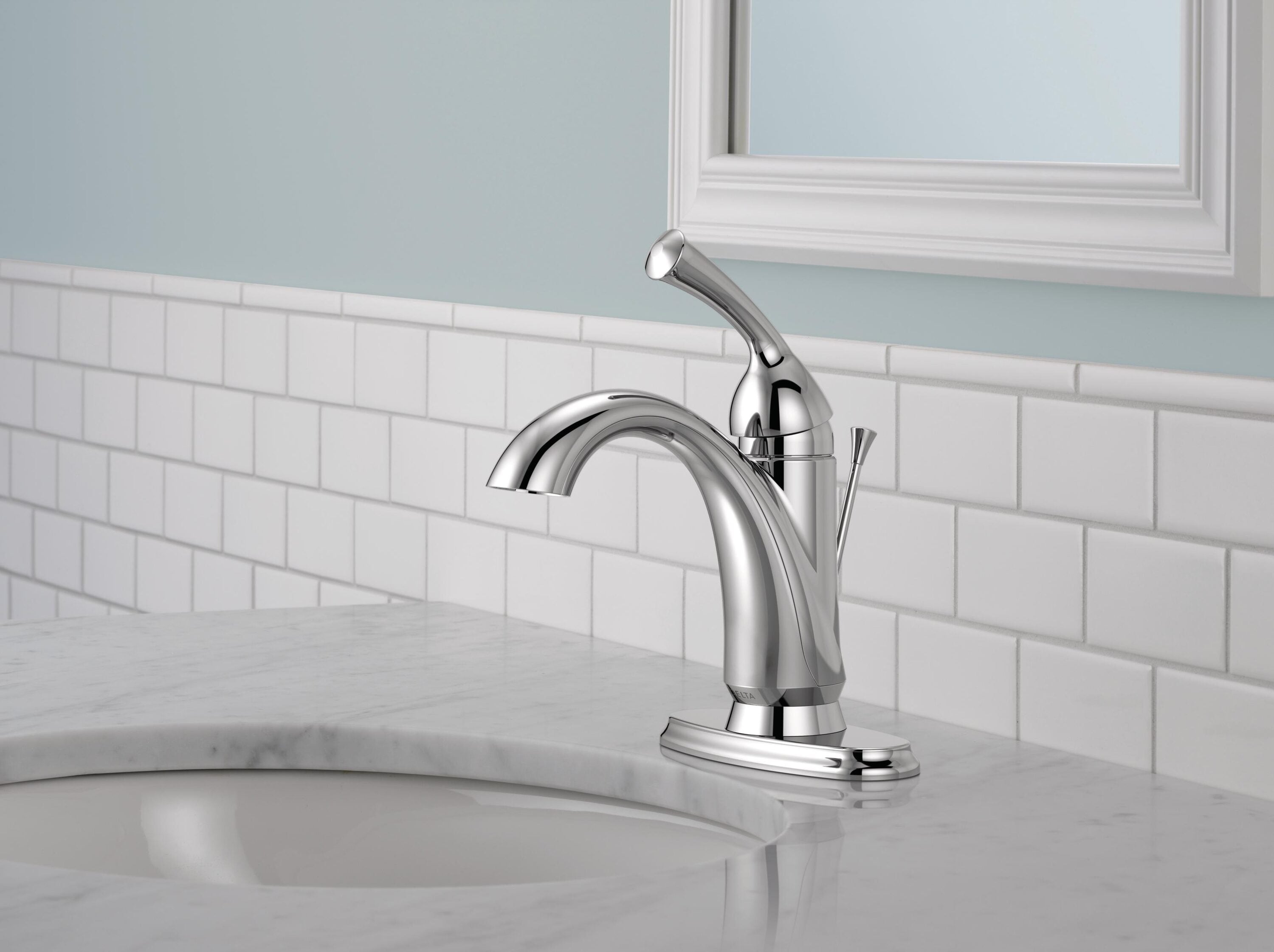 Chrome Single Hole Modern Bathroom Faucet with Drain Assembly