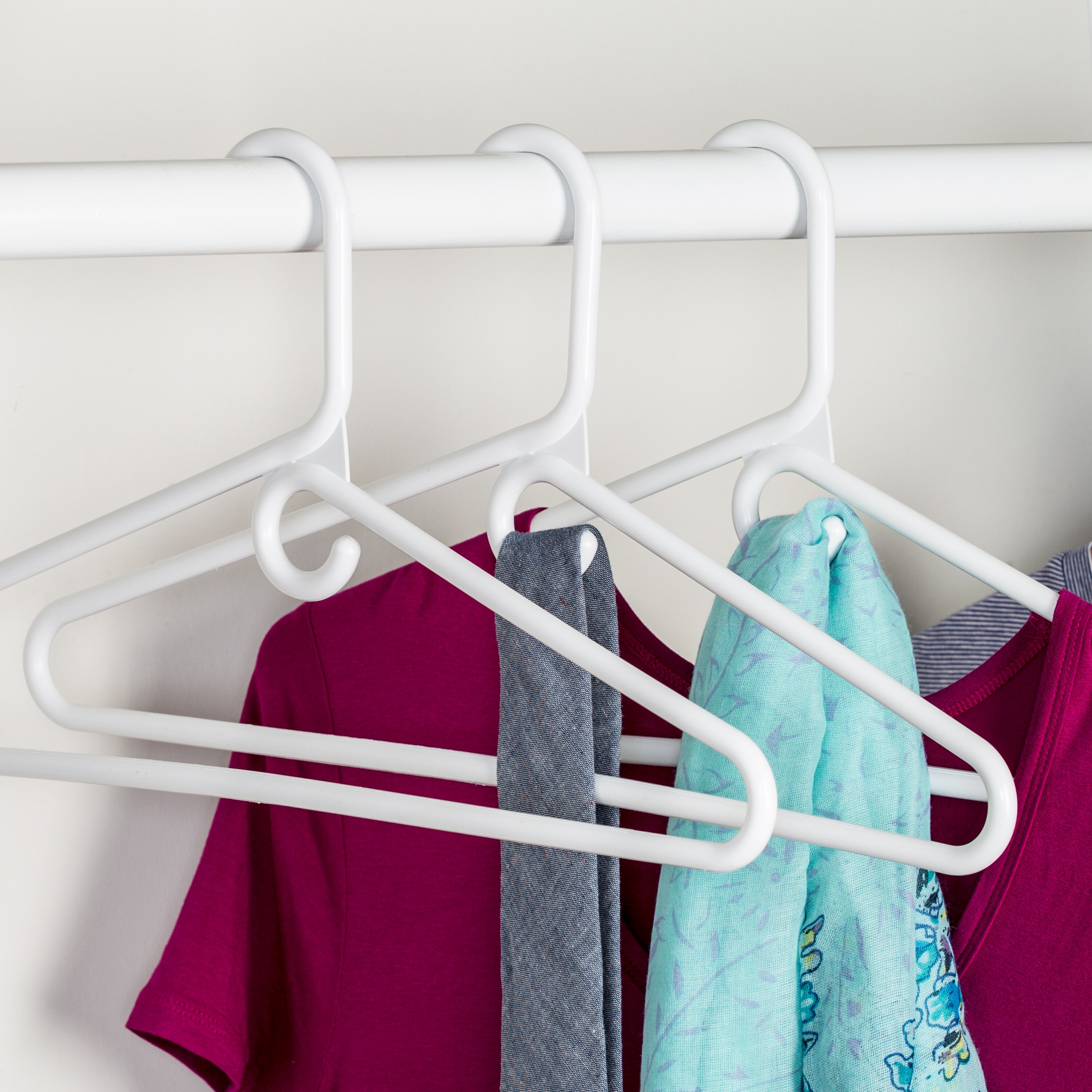 Home it USA 30-Pack Plastic Non-slip Grip Clothing Hanger in the Hangers  department at