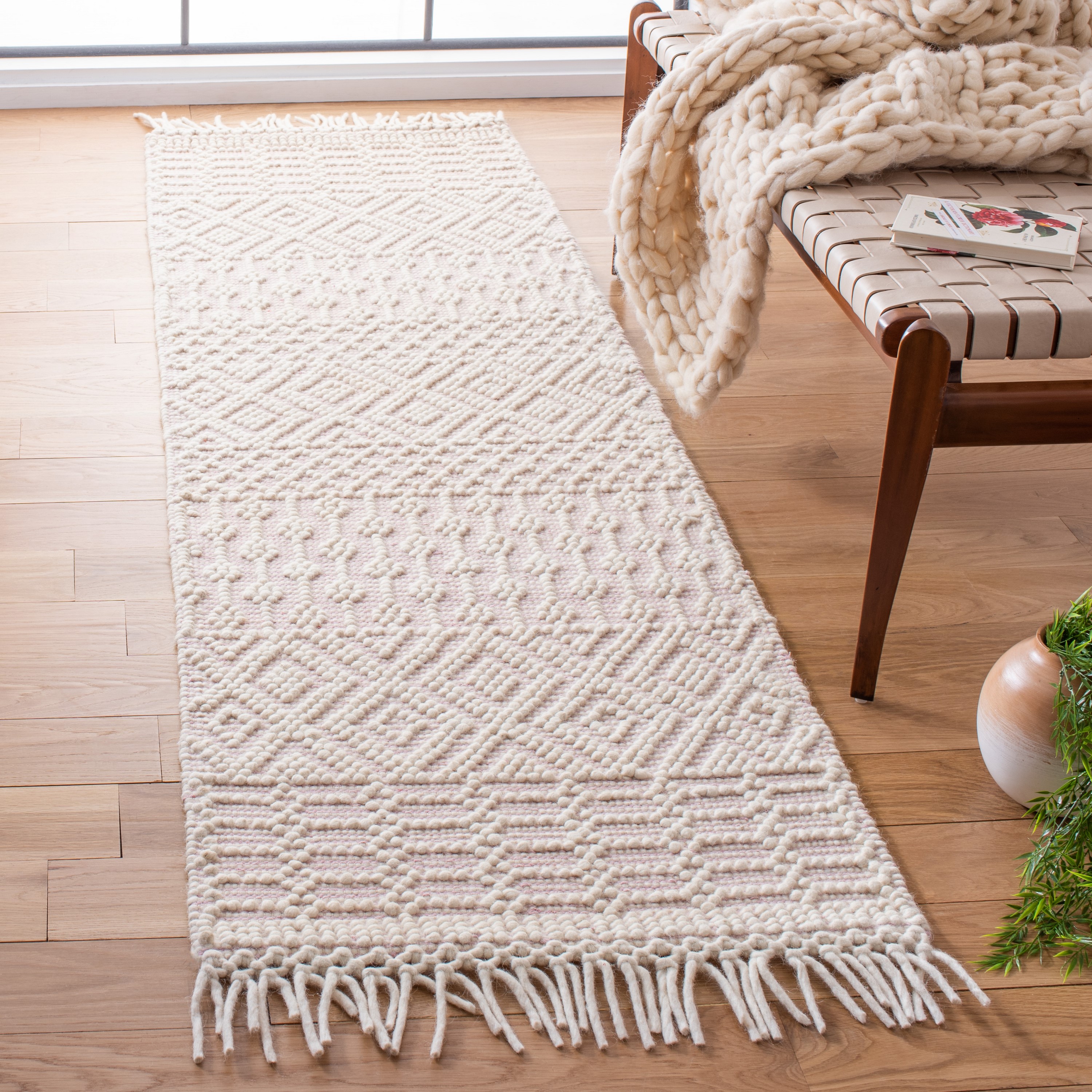Safavieh NAT852R-28 Natura Alana 2 x 8 (ft) Loomed Wool Ivory/Pink Rectangular Indoor Geometric French Country Runner rug