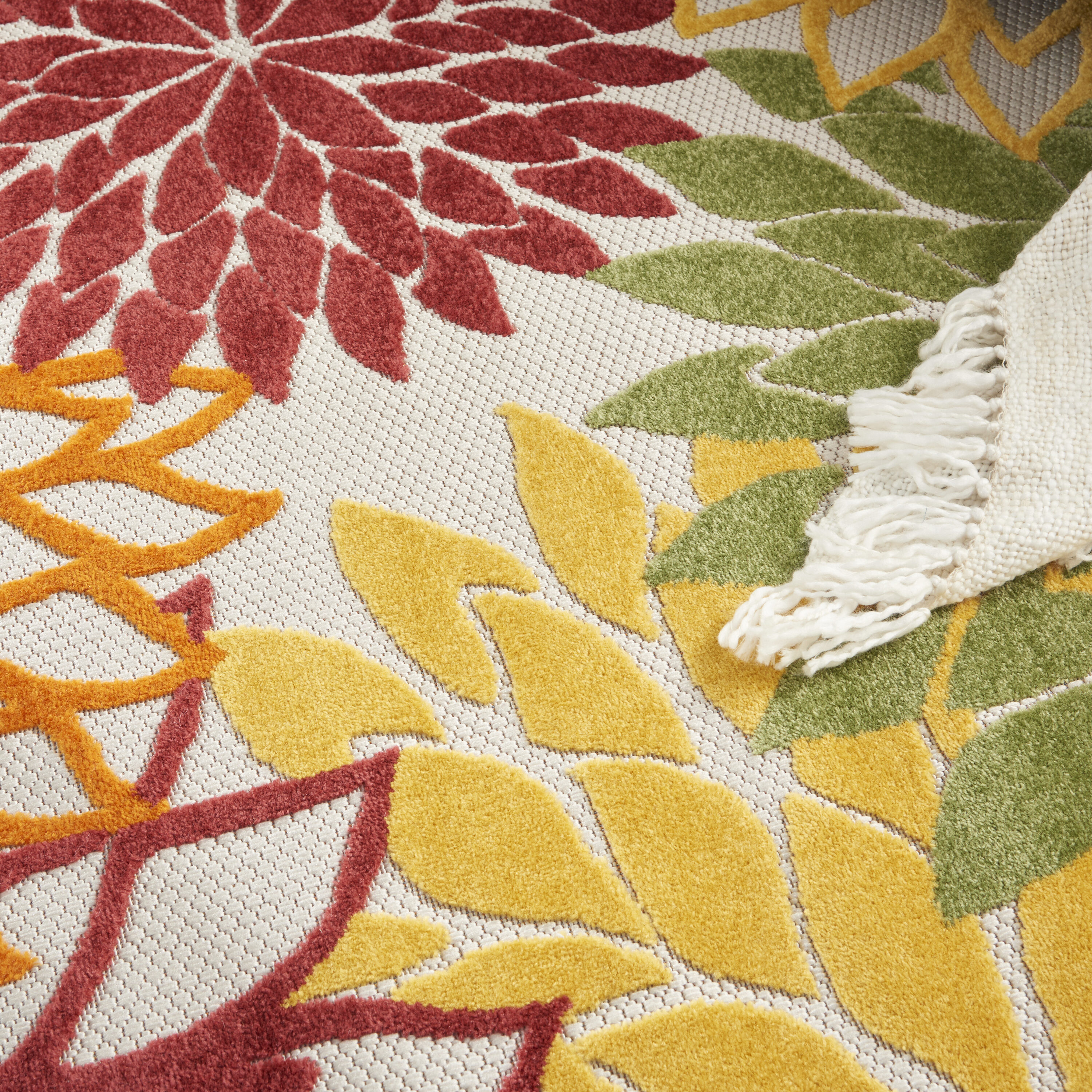 Red Floral Synthetic Round 5'3" Reversible Outdoor Rug