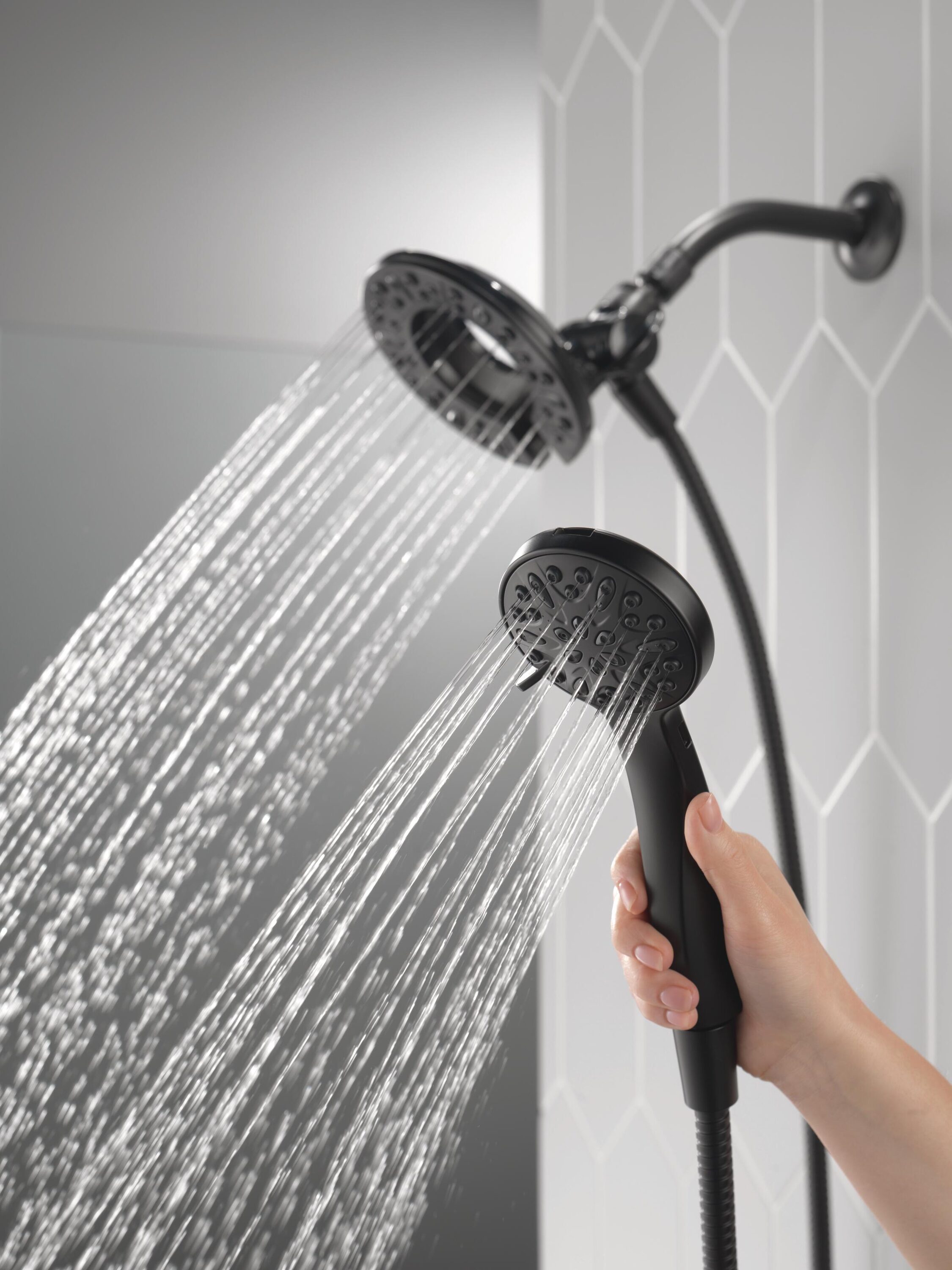 Delta In2ition Matte Black 6-in Round Dual/Combo Shower Head 2.5-GPM (9.5-LPM)