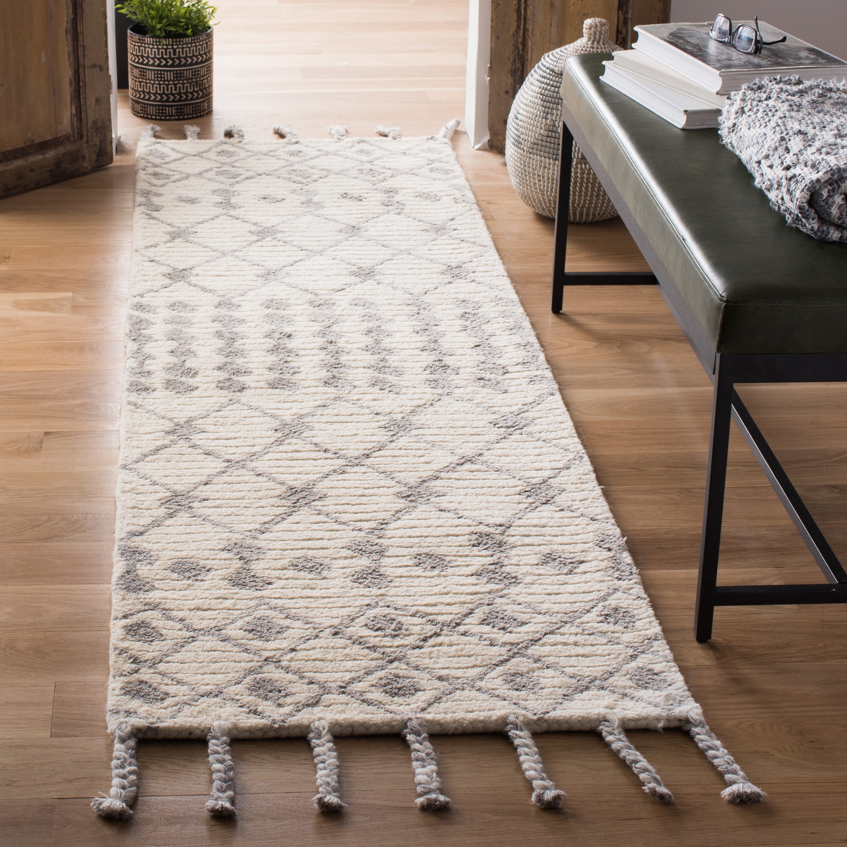 Safavieh CSB203G-28 Casablanca Glenda 2 x 8 (ft) Tufted Wool Ivory/Silver Rectangular Indoor Abstract Runner rug