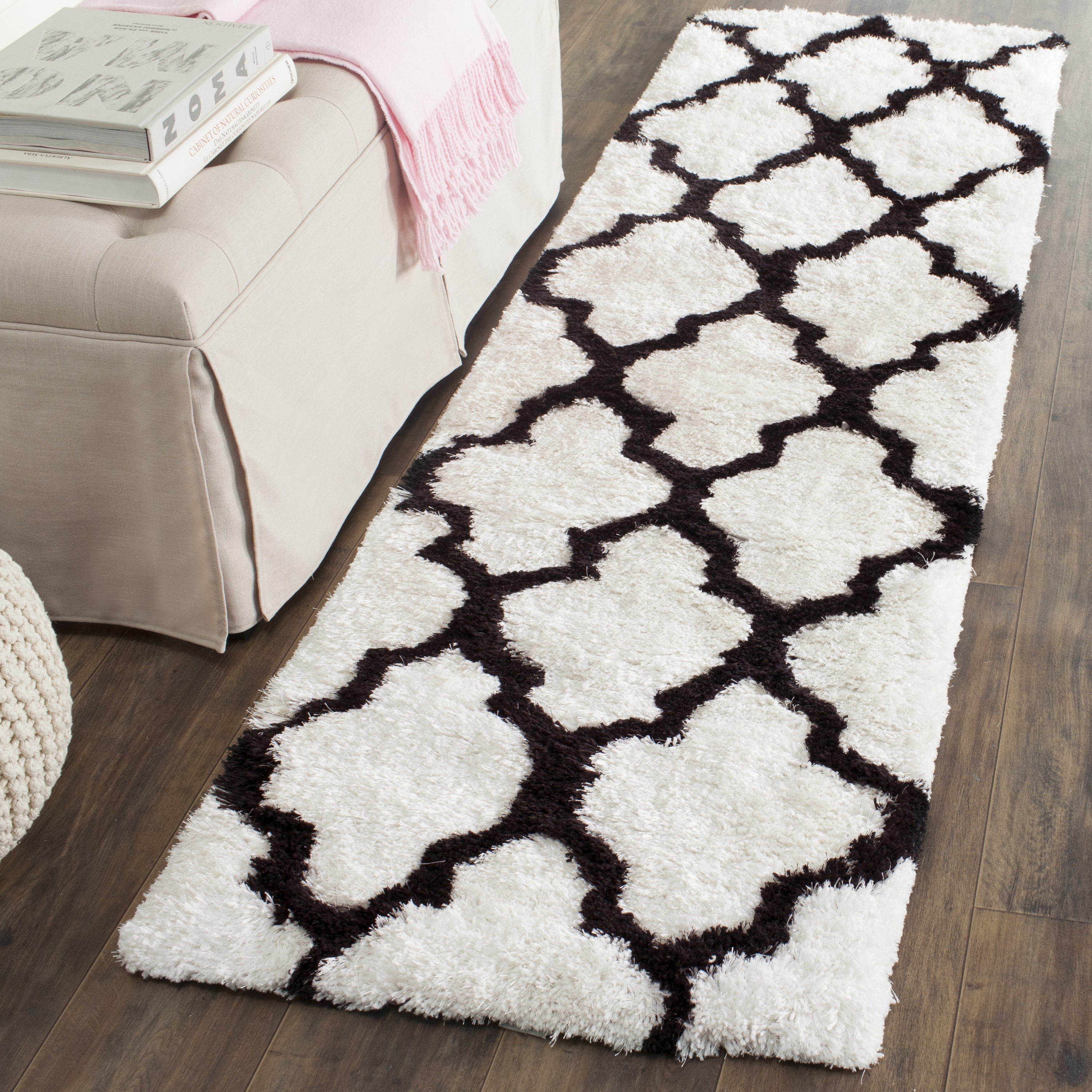 Safavieh BSG319C-28 Barcelona Tallis Shag 2 x 8 (ft) Tufted Synthetic Ivory/Black Rectangular Indoor Trellis Moroccan Runner rug