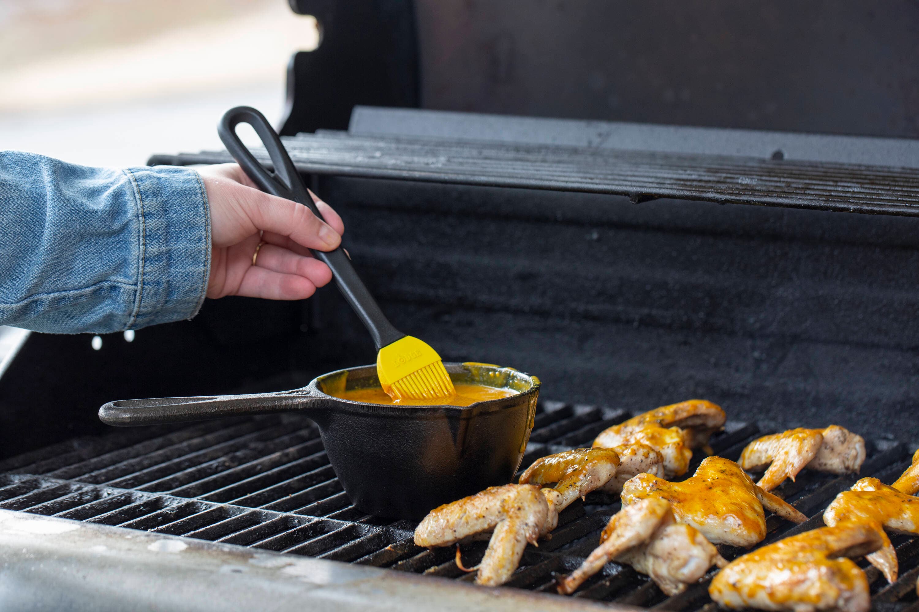  PitMaster King Pre-Seasoned Cast Iron Skillet Set with Wood  Serving Tray and High Heat Gloves, BBQ Grill Accessories, Tools Set