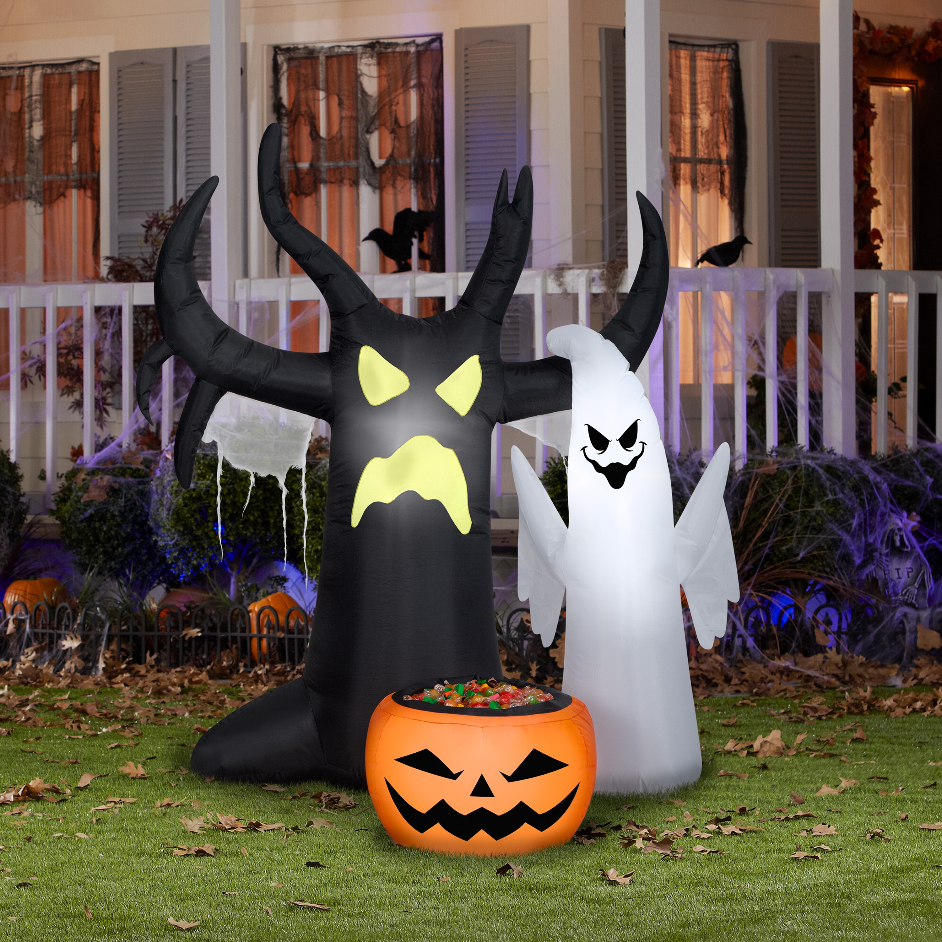 Gemmy 4.99-ft Pre-Lit Scary White Halloween Inflatable - Indoor/Outdoor ...