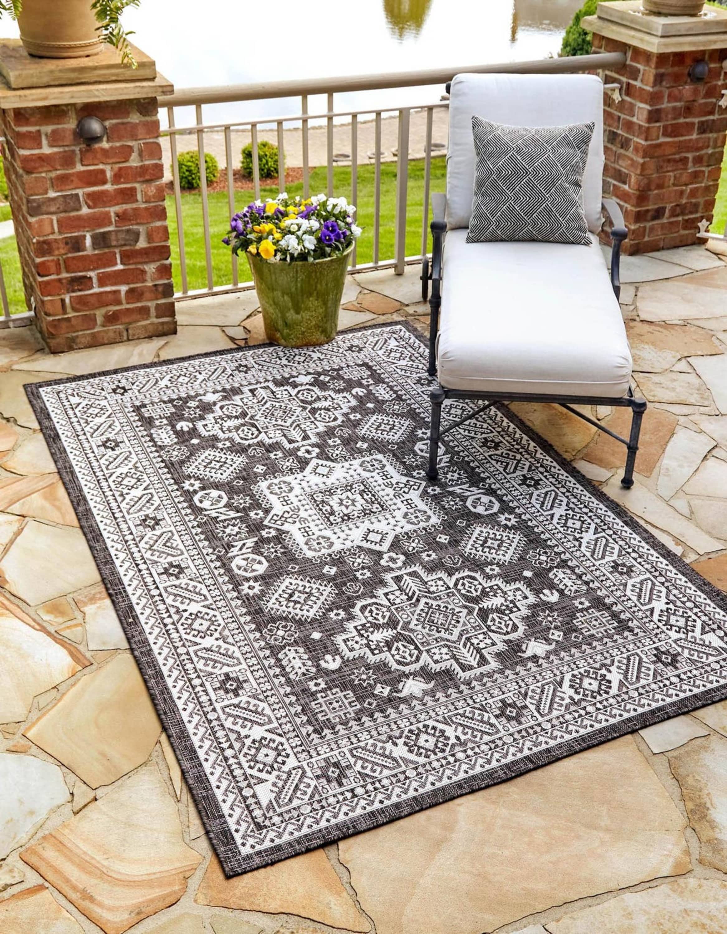 Unique Loom 3162560 Outdoor Aztec 7 x 10 (ft) Loomed Polypropylene Charcoal Gray Rectangular Indoor/Outdoor Border Area rug