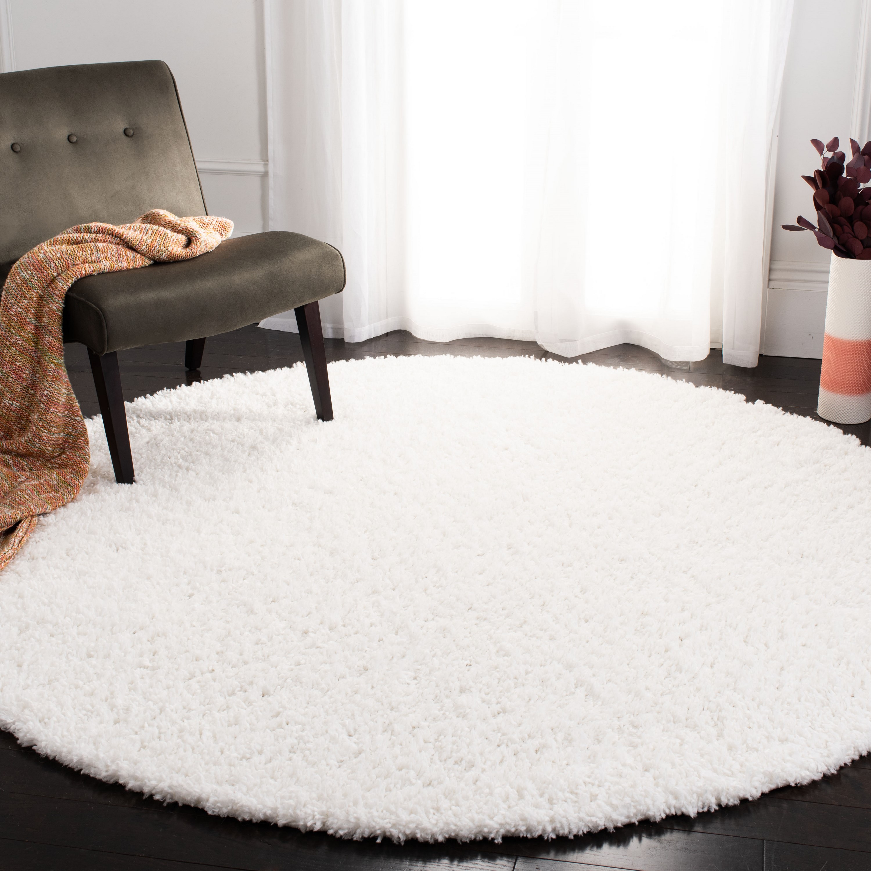 Safavieh AUG200A-7R August Shag 7 x 7 (ft) Loomed Polypropylene White Round Indoor Solid Farmhouse/Cottage Area rug