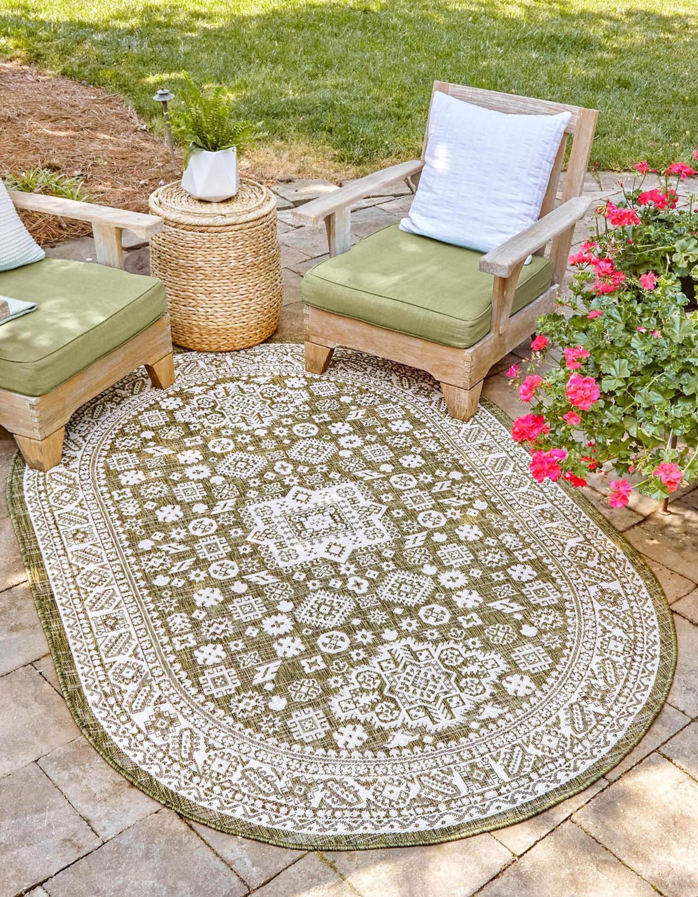 Unique Loom 3162683 Outdoor Aztec 5 x 8 (ft) Loomed Polypropylene Green Oval Indoor/Outdoor Border Area rug
