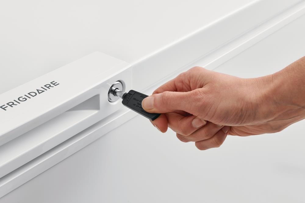Frigidaire 24.8-cu ft Manual Defrost Chest Freezer with Temperature Alarm  (White)
