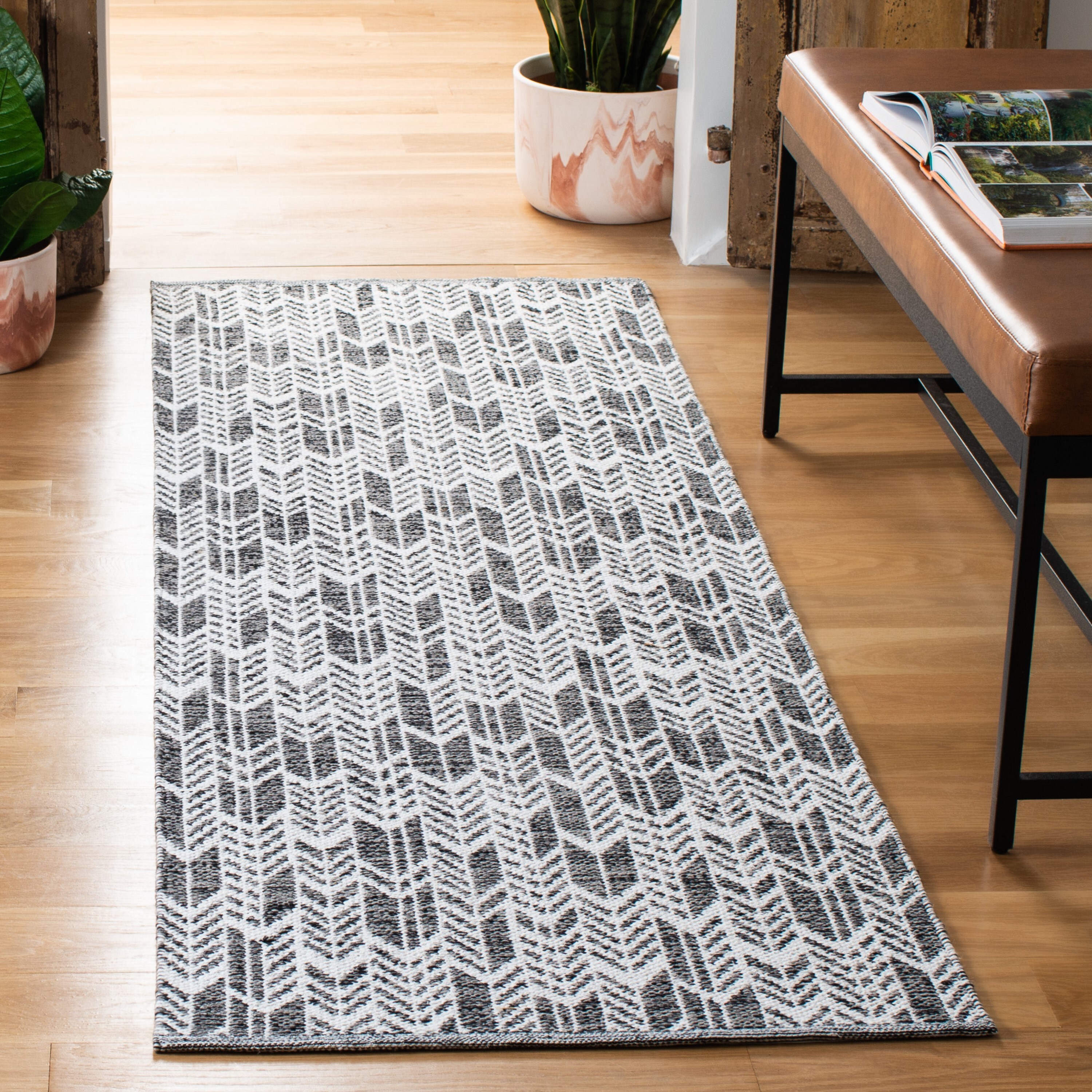 Safavieh MTK609A-27 Montauk Mazo 2 x 7 (ft) Cotton Black/Ivory Rectangular Indoor Runner rug