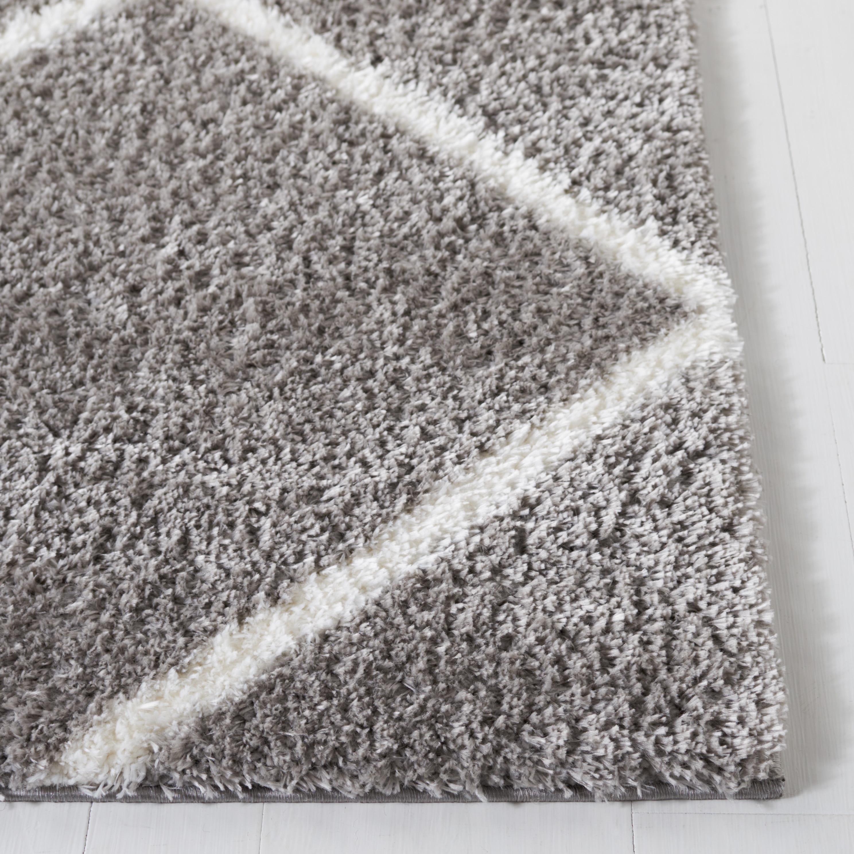 54" Round White/Grey Geometric Shag Synthetic Rug