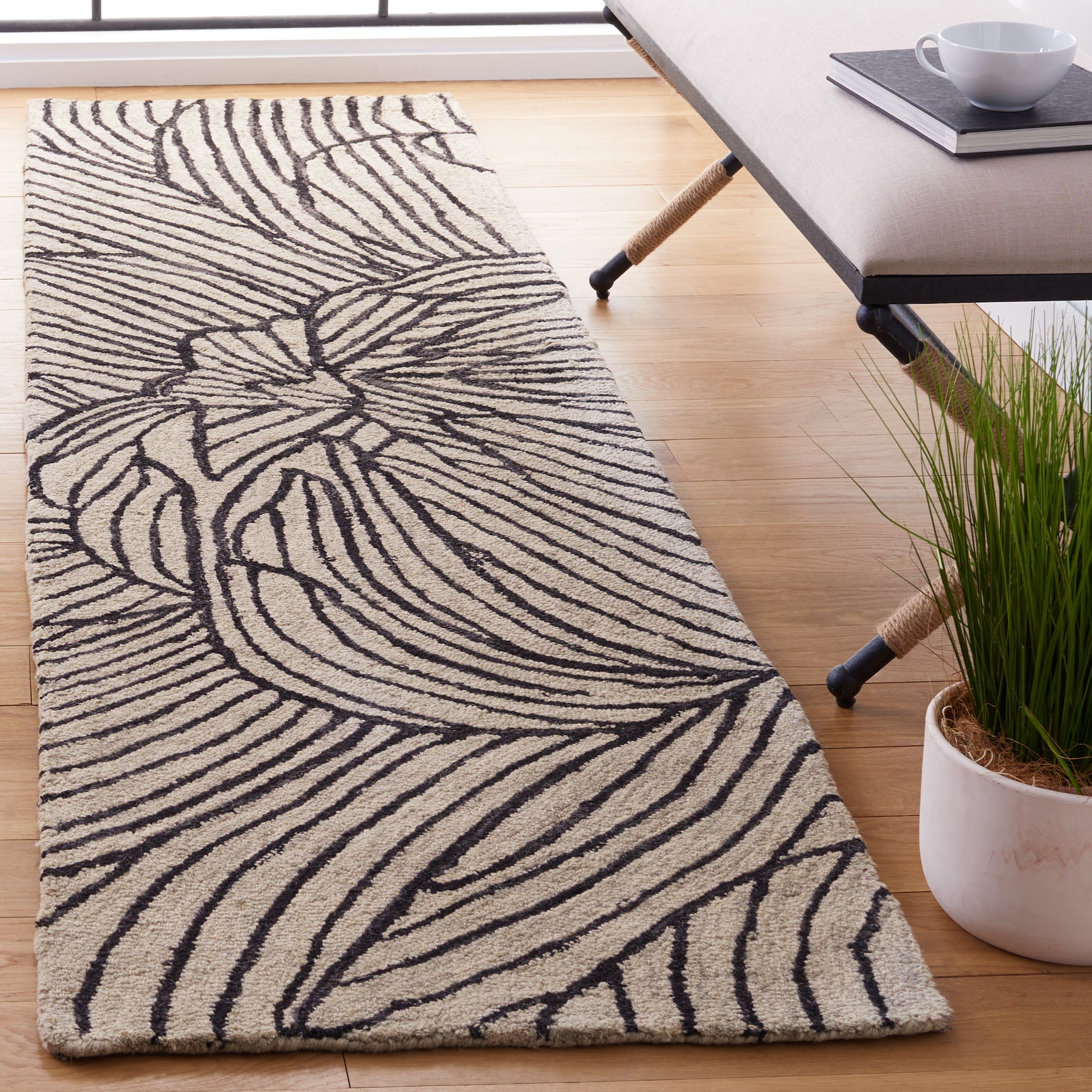  Metro 451 Black/Ivory Contemporary 2Ft-3In x 9Ft Runner Rug