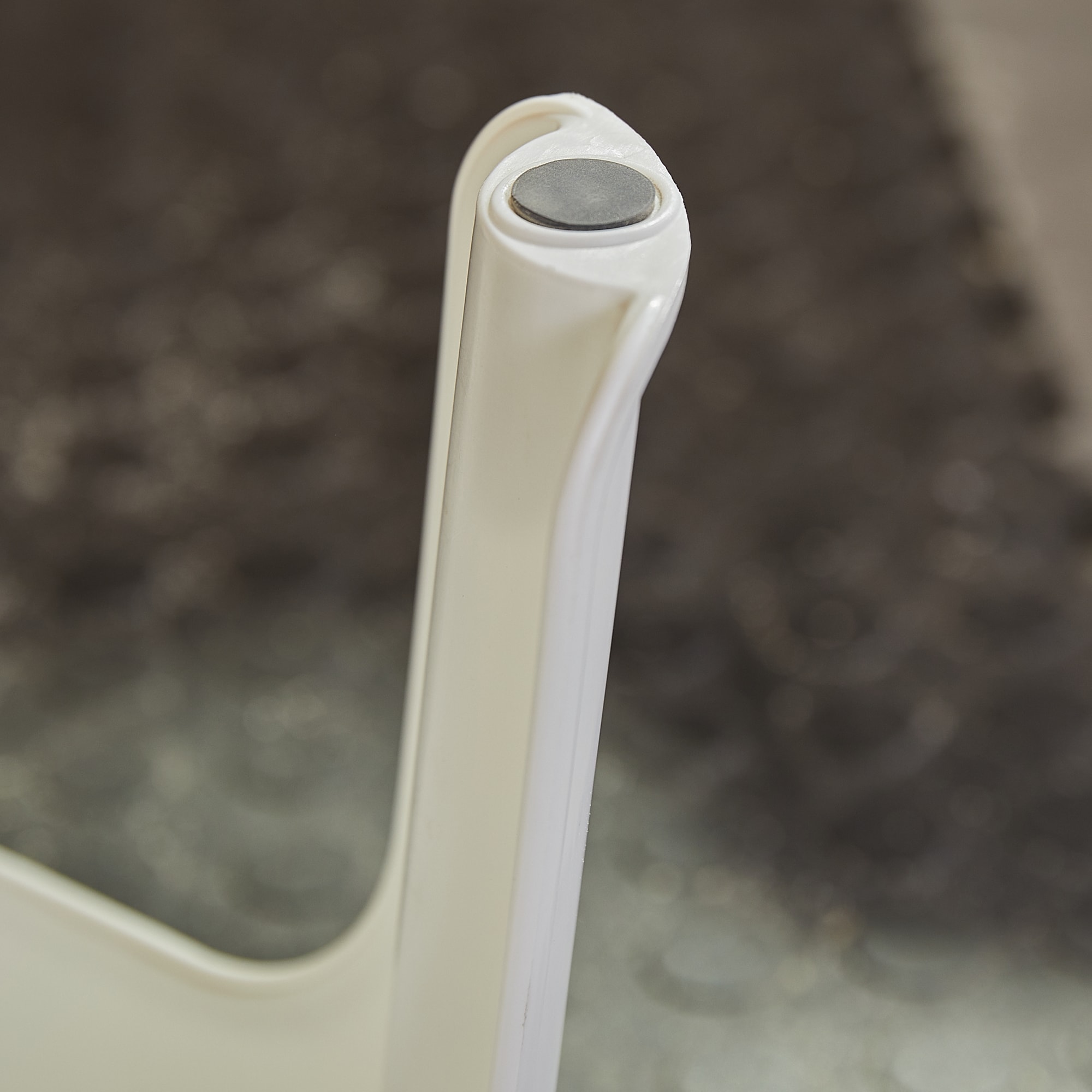 Rubbermaid FG420087WHT step - View #5