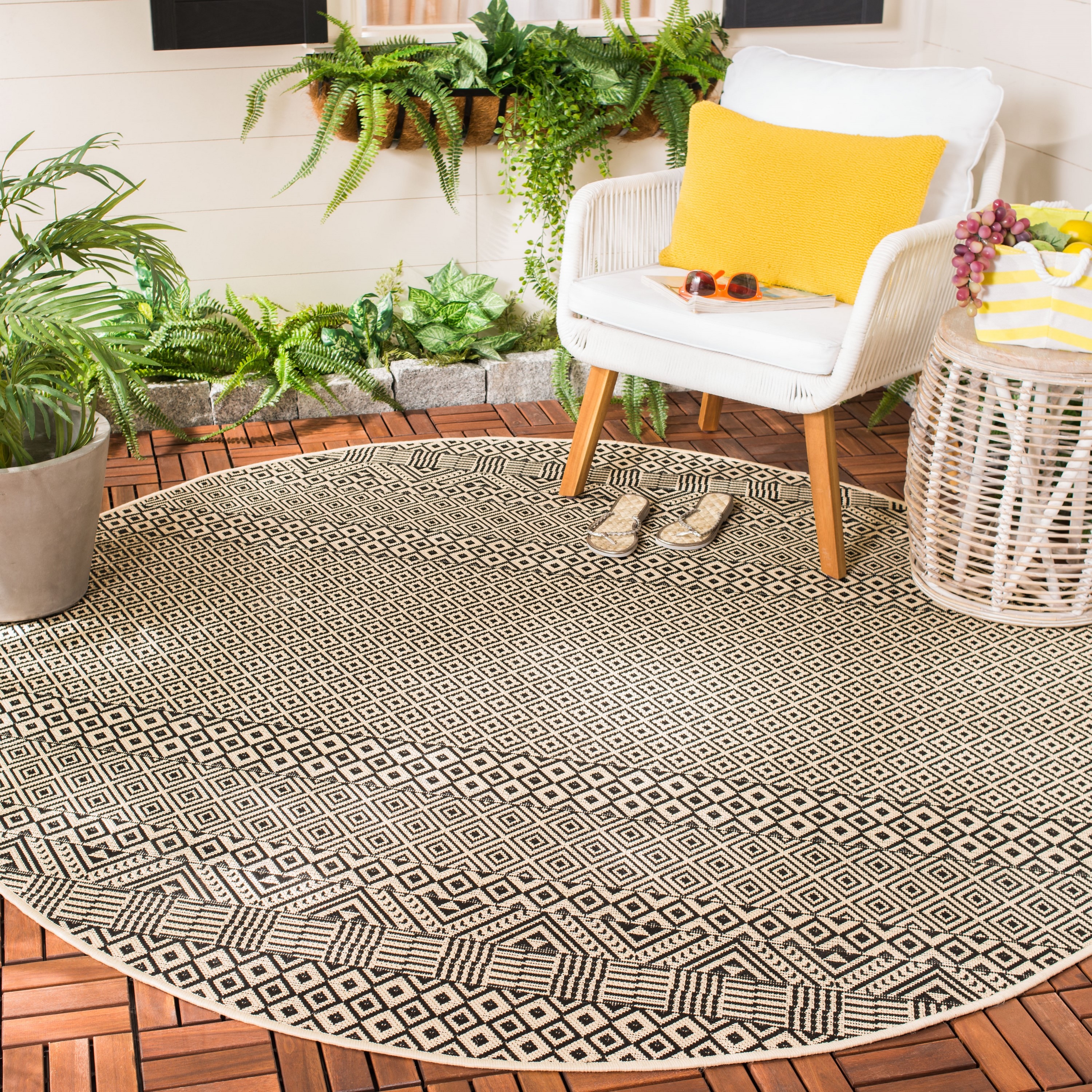 Safavieh CY6235-25612-5R Courtyard Skagen 5 x 5 (ft) Loomed Polypropylene Beige/Black Round Indoor/Outdoor Abstract Coastal Area rug