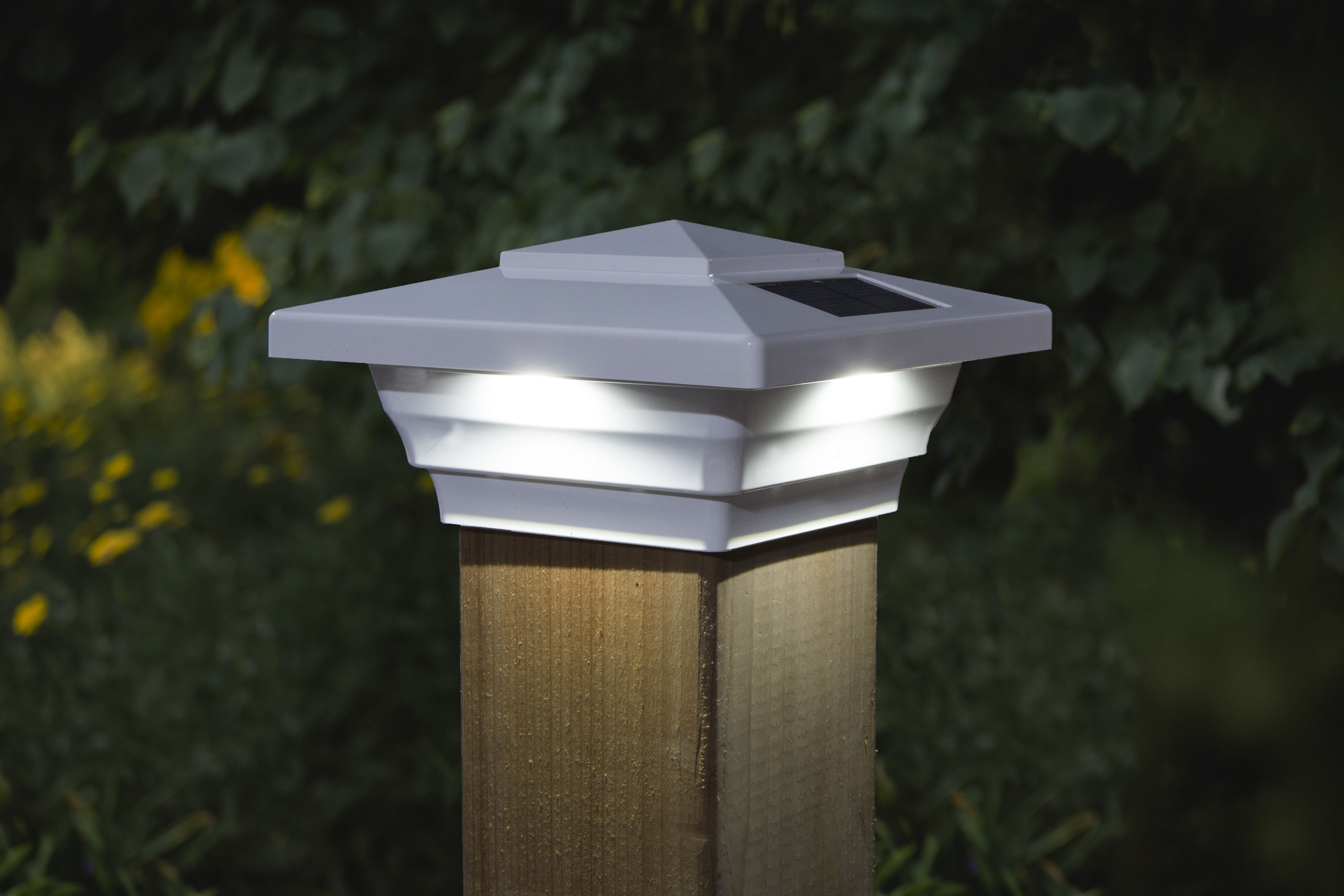 Classy Caps 4-in x 4-in Windsor 15-Lumen 1-Watt White Solar LED Outdoor ...