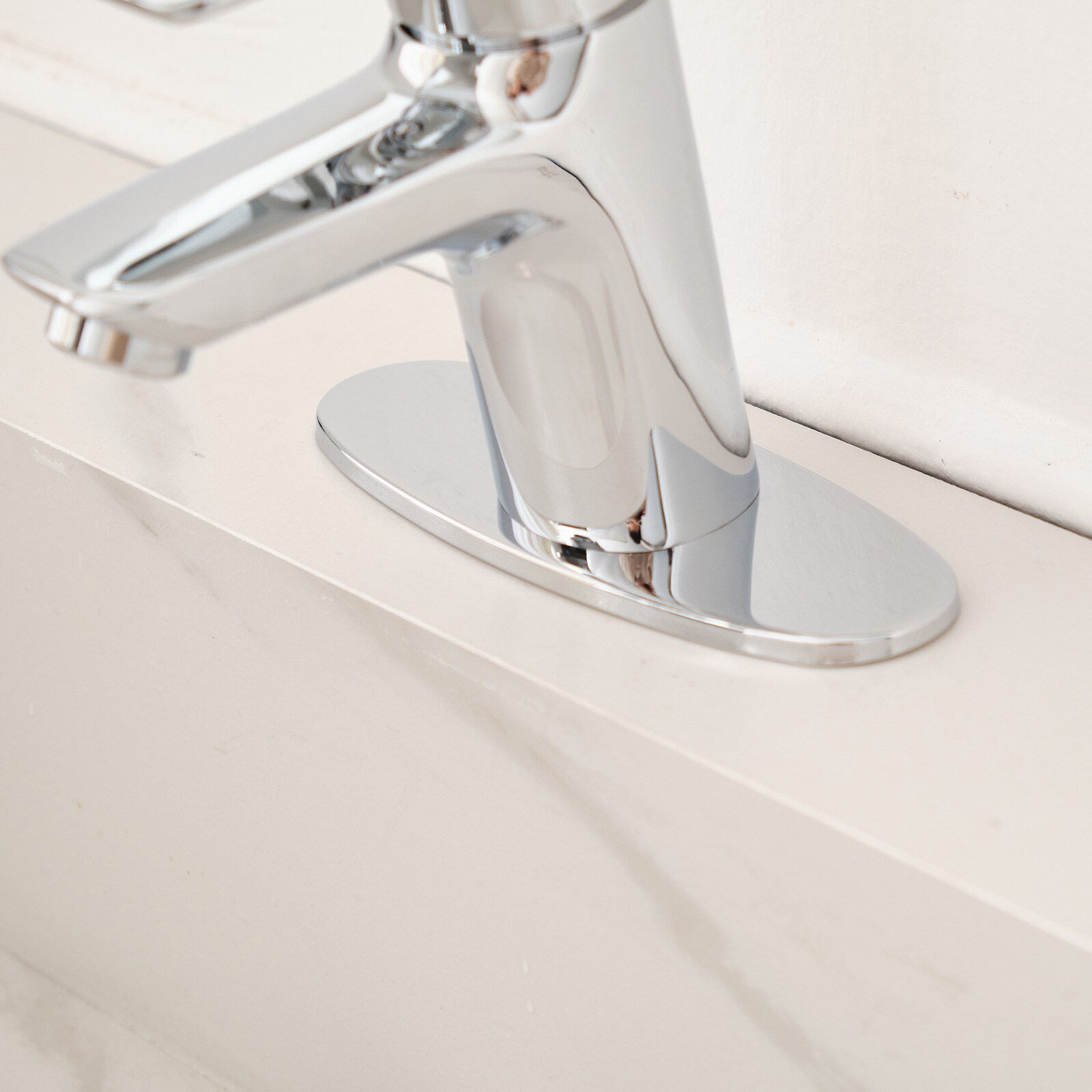 Polished Chrome Single Hole 1-Handle Bathroom Faucet with Deck Plate