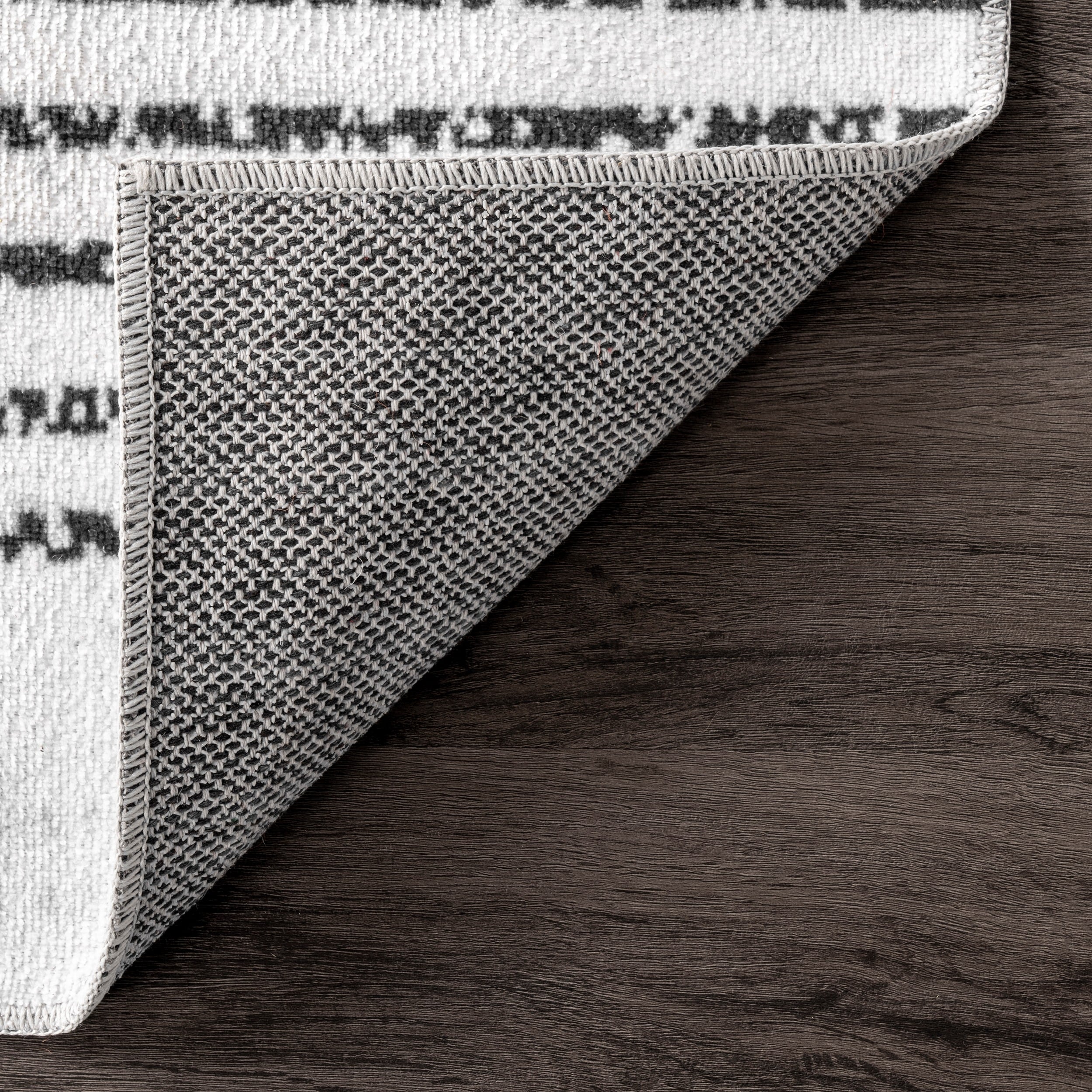 Black and White Diamond Pattern Washable 4' x 6' Rug
