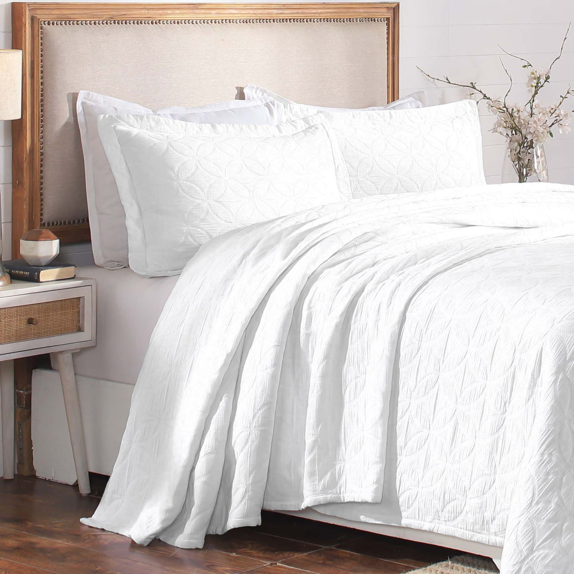 Superior White Geometric Queen Bedspread Cotton