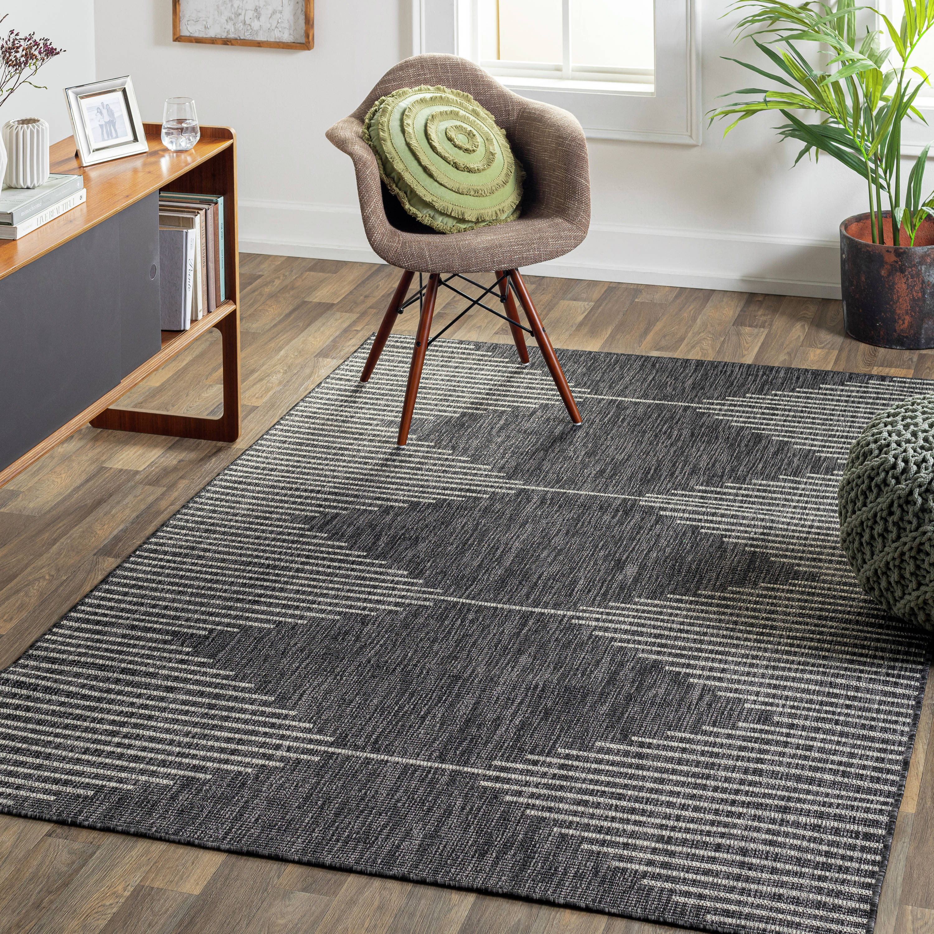 Surya Eagean 4 X 6 (ft) Black Indoor/Outdoor Medallion Mid-century Modern  Area Rug in the Rugs department at