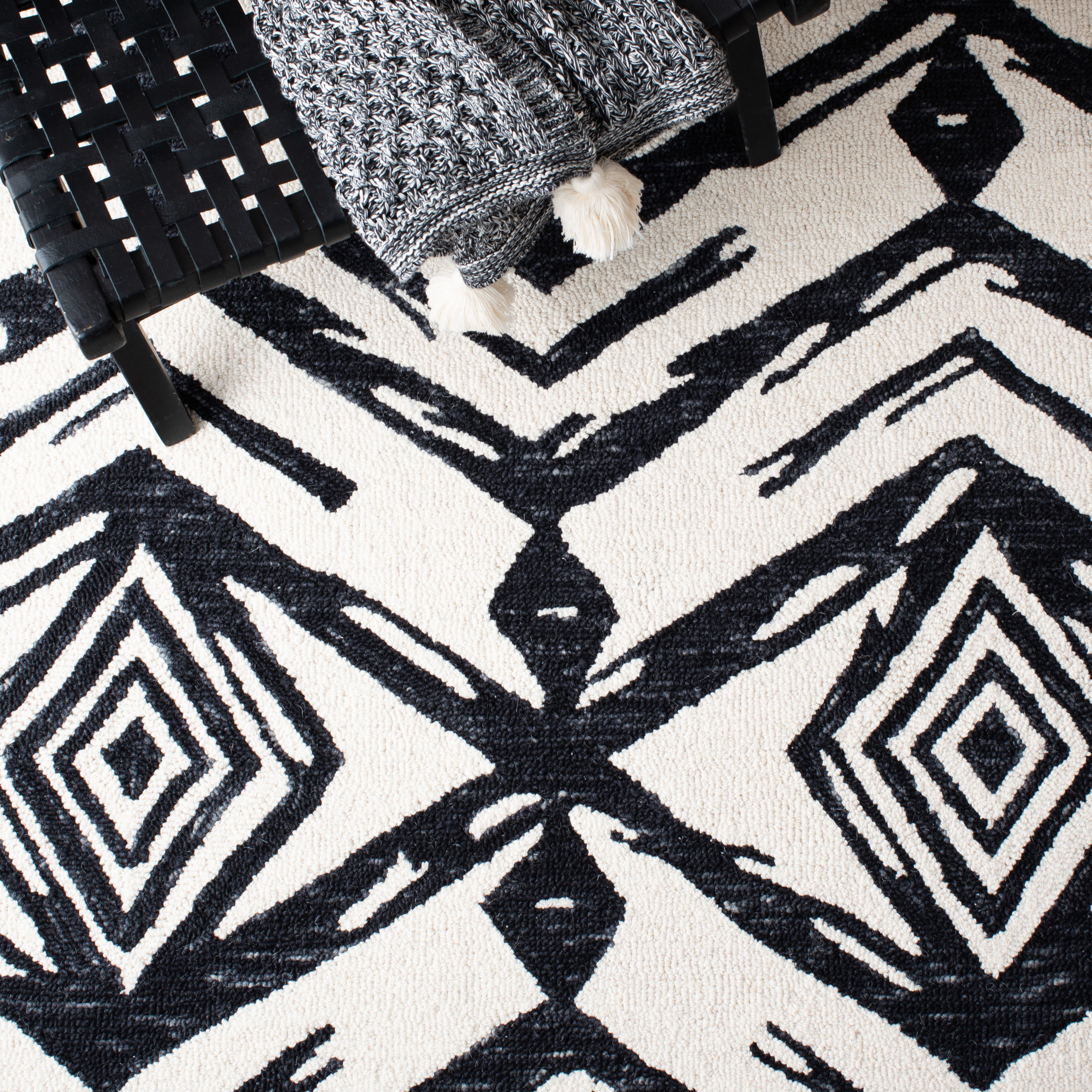 Elegance Noir Hand-Tufted Wool Rectangular Area Rug