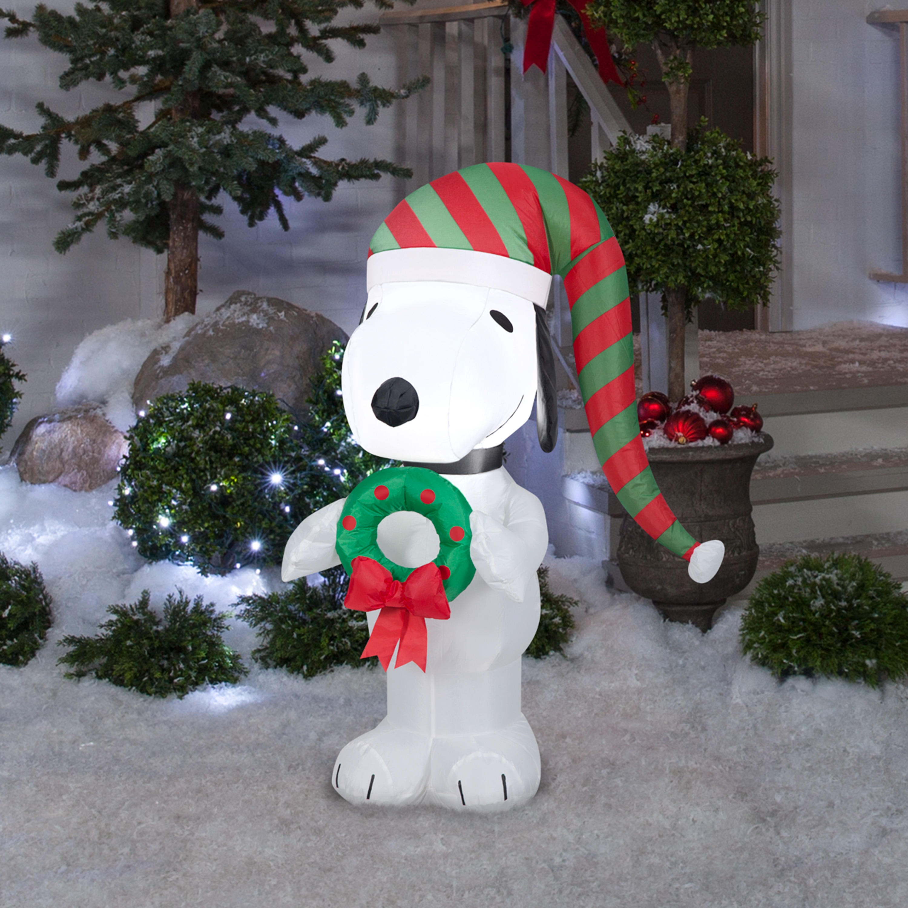 Gemmy 3.5 ft. LED Snoopy with Candy Cane Inflatable 23GM81705 - The Home  Depot