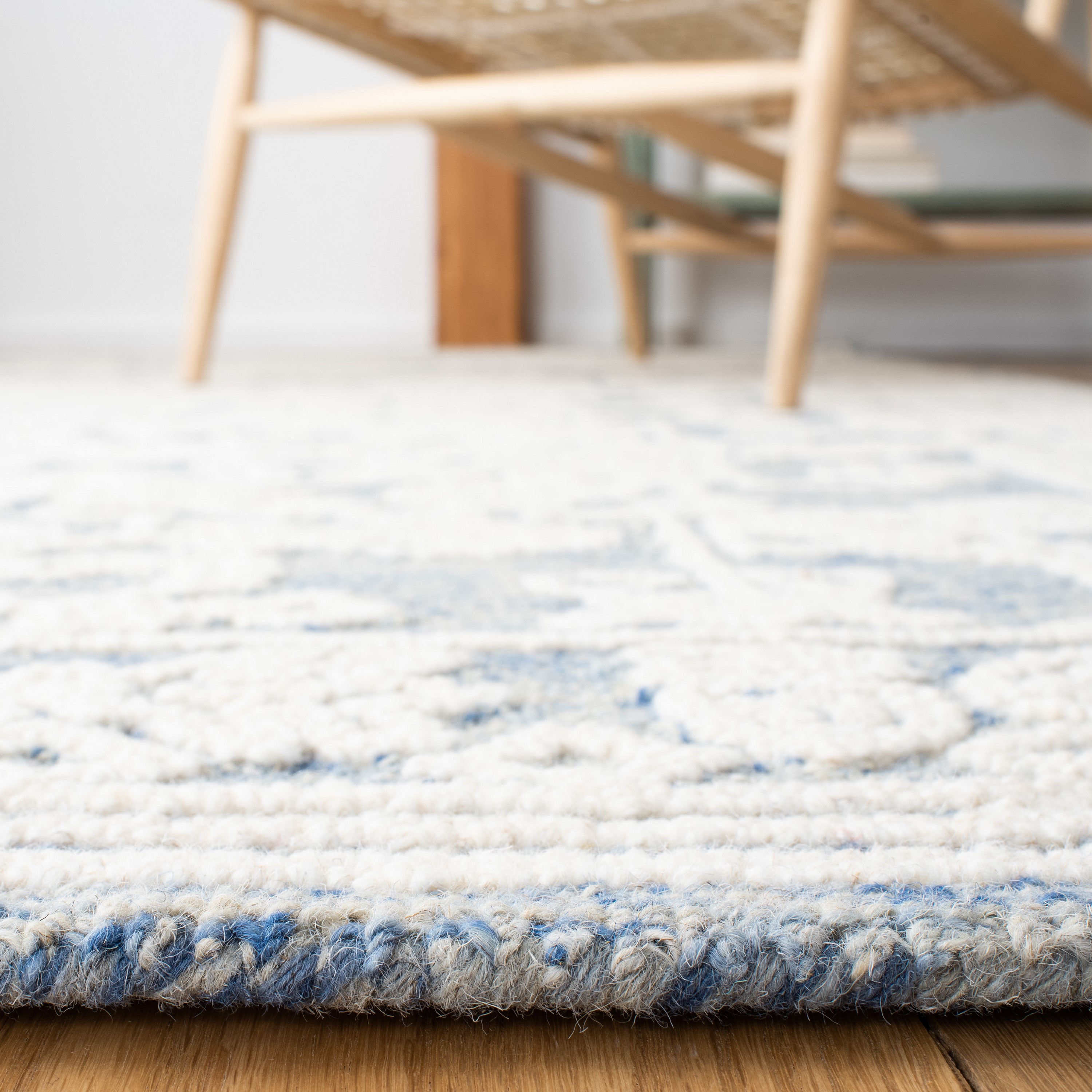 Elegant Country Floral Hand-Tufted Wool Rug - Blue Ivory, 27x7 in
