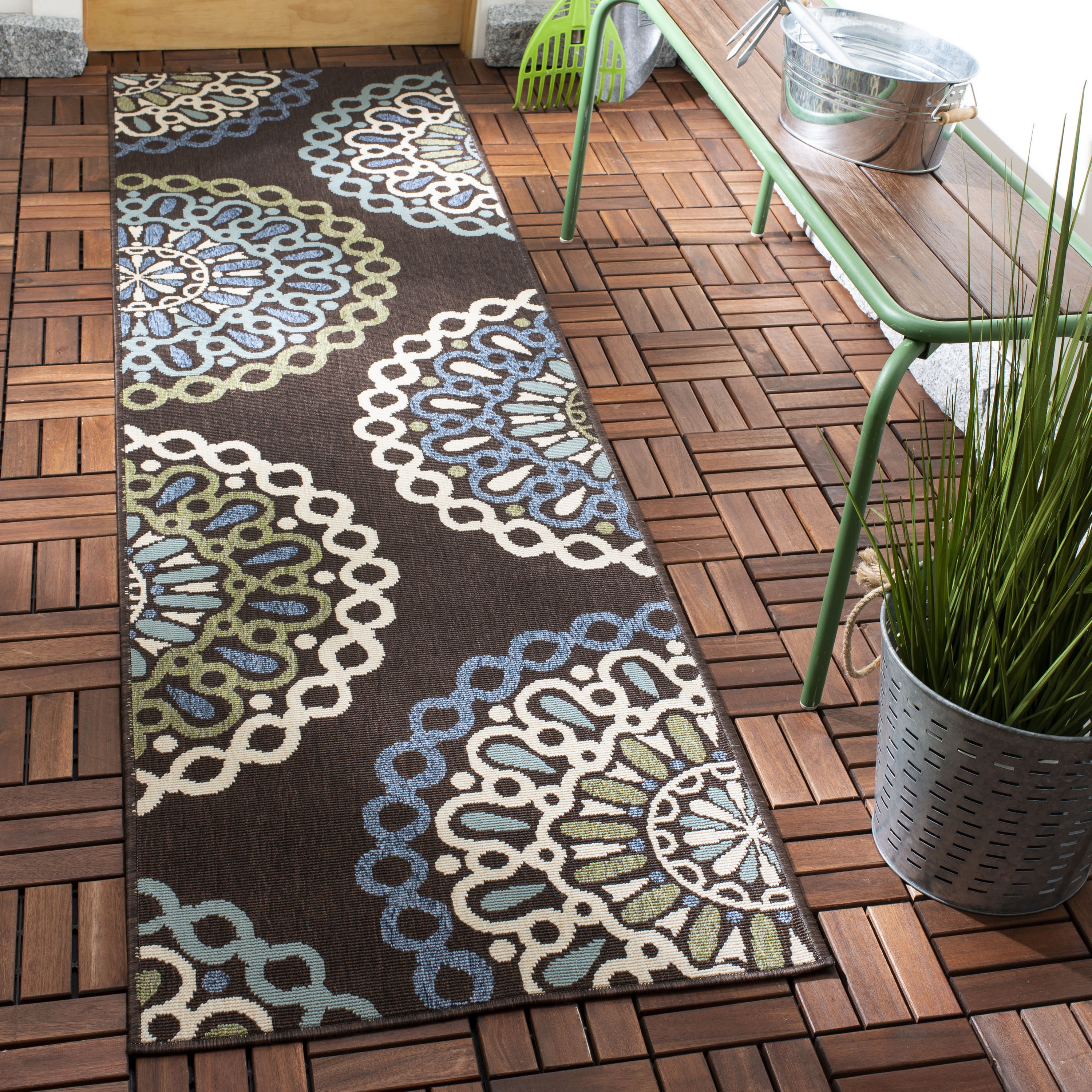 Safavieh VER092-0625-28 Veranda Felizitas 2 x 8 (ft) Loomed Synthetic Chocolate/Blue Rectangular Indoor/Outdoor Medallion Coastal Runner rug