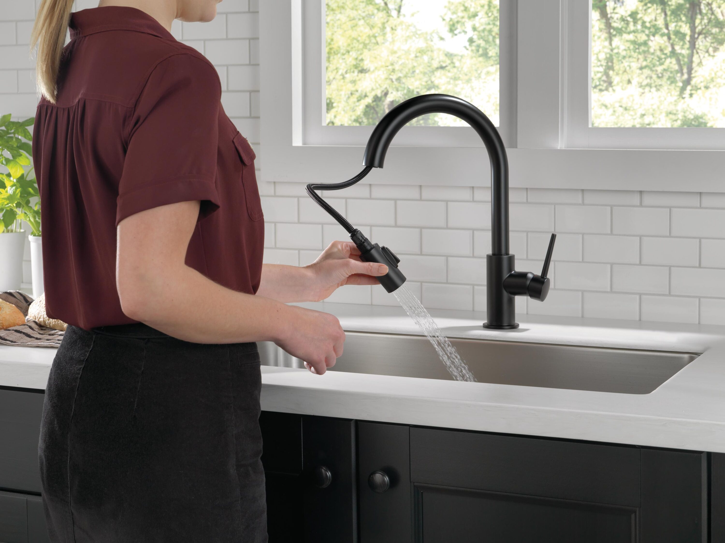 Delta Trinsic Matte Black Single Handle Deck-mount Pull-down Kitchen Faucet with Sprayer