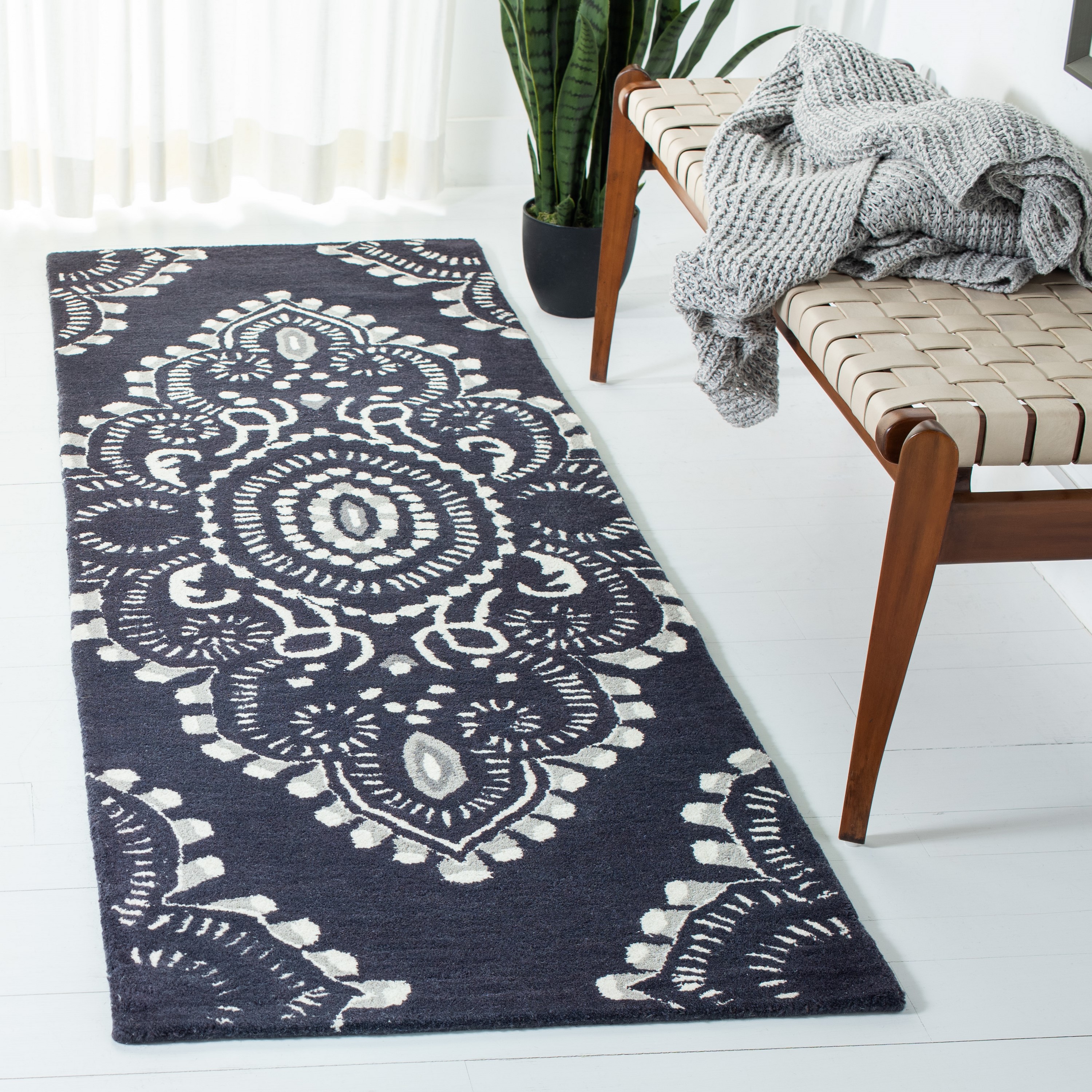 Safavieh WYD372C-27 Wyndham Clifton 2 x 7 (ft) Tufted Wool Dark Gray/Ivory Rectangular Indoor Trellis Bohemian/Eclectic Runner rug
