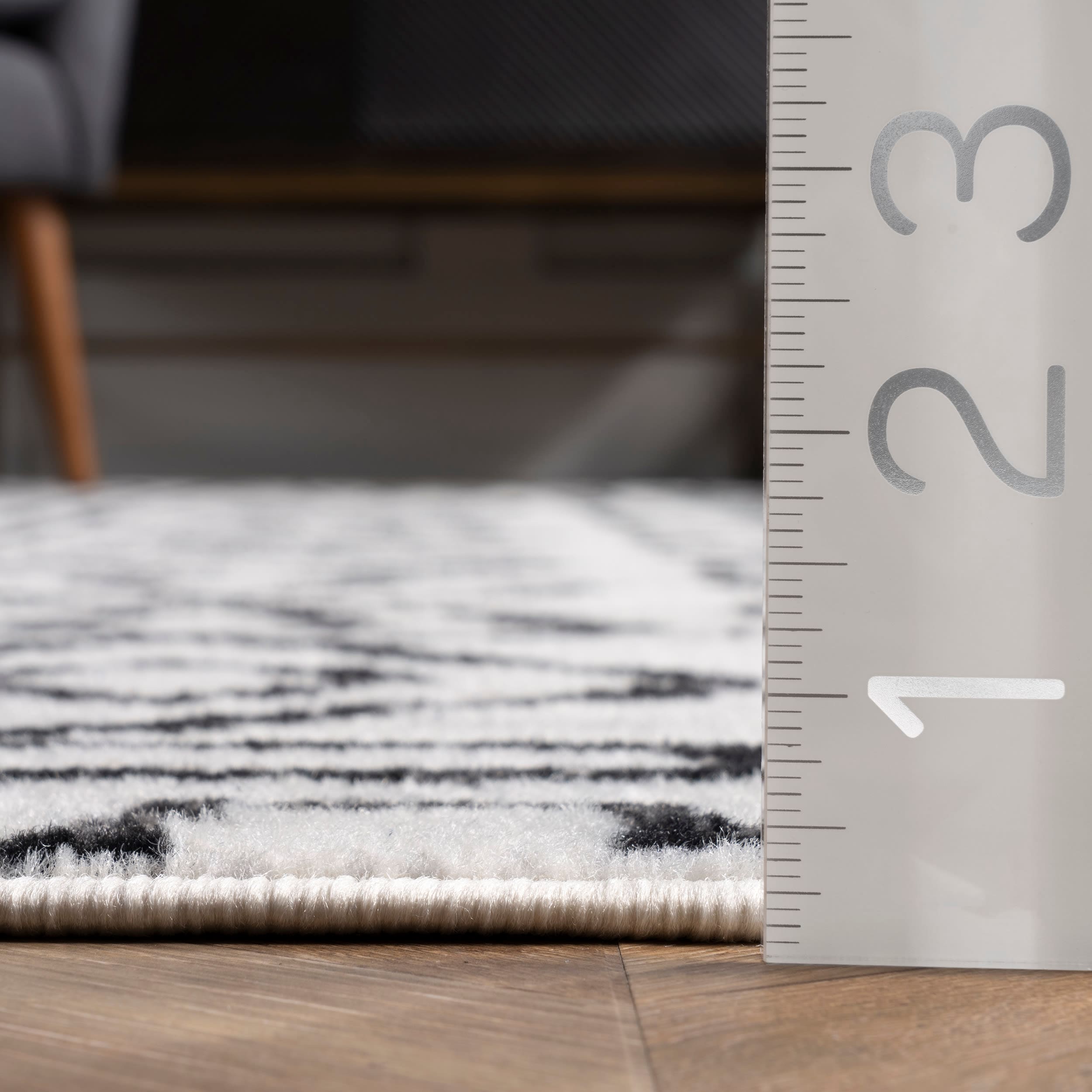 Gray Tribal Pattern 4' x 6' Synthetic Area Rug