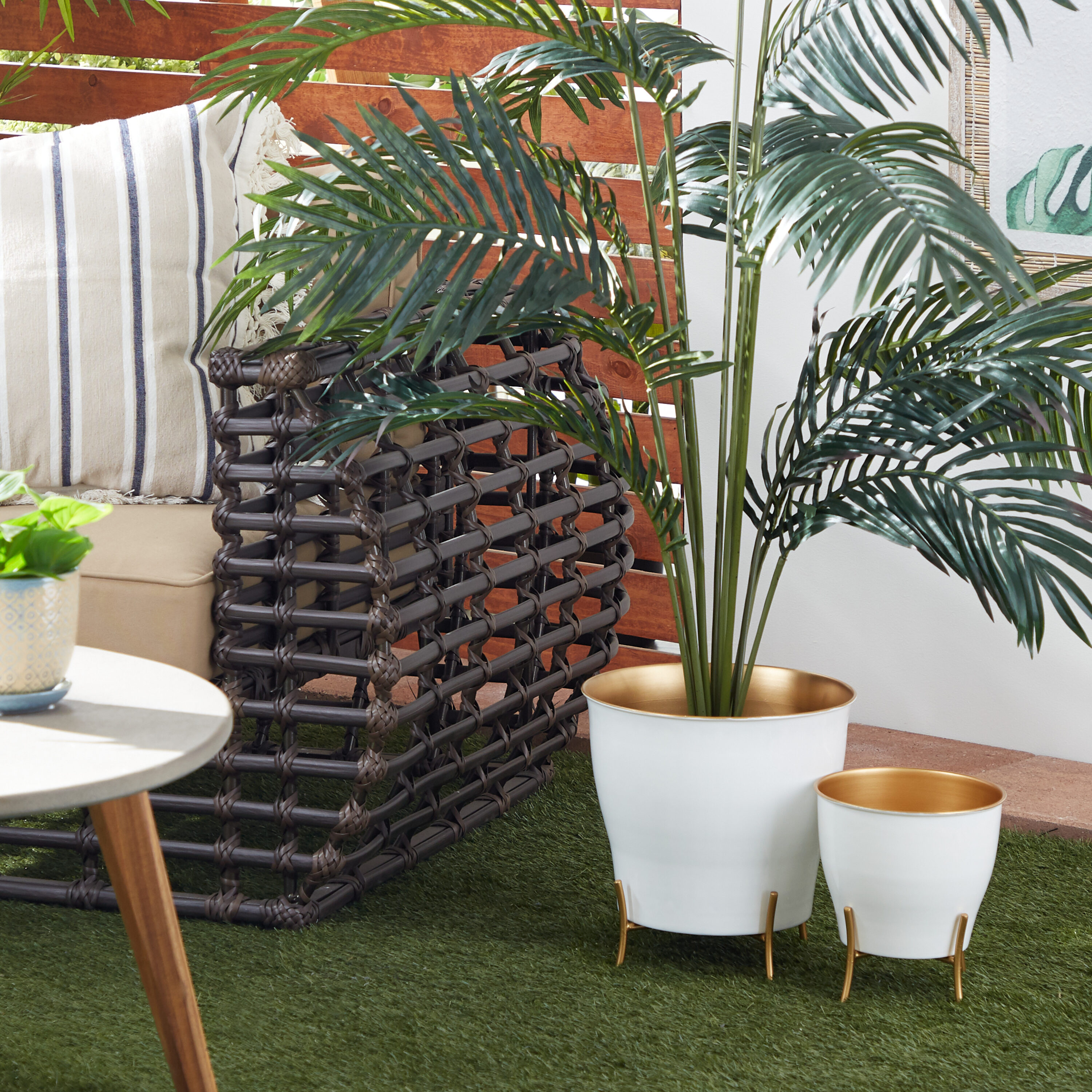 The Novogratz 97427 2 -Pack Round 12.0-Inches W Medium White Metal Indoor/Outdoor Planter Stand Included