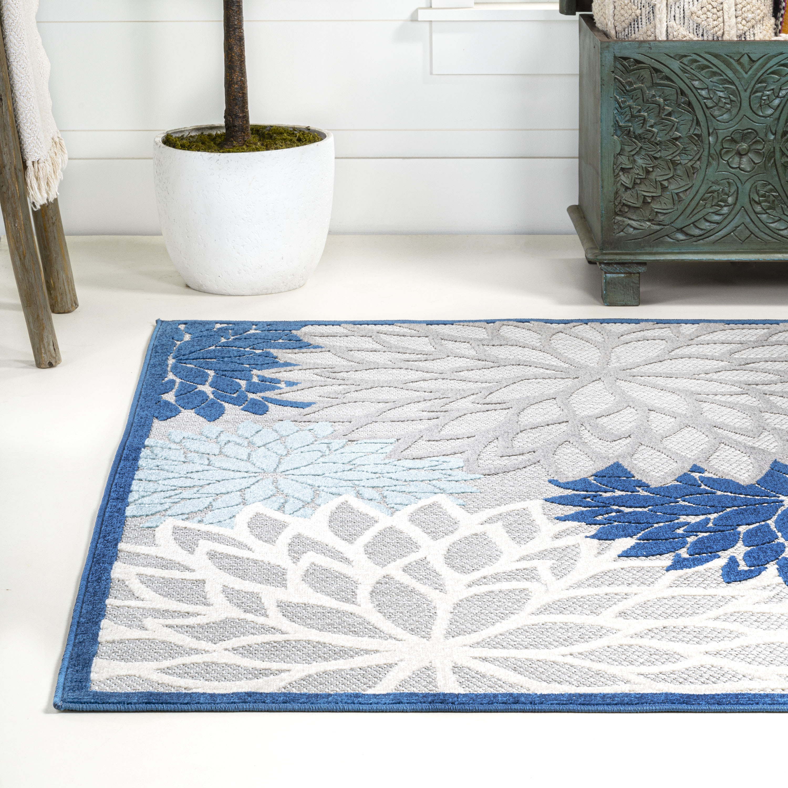 Blue/Gray Floral Synthetic 3' x 5' Easy-Care Indoor/Outdoor Rug