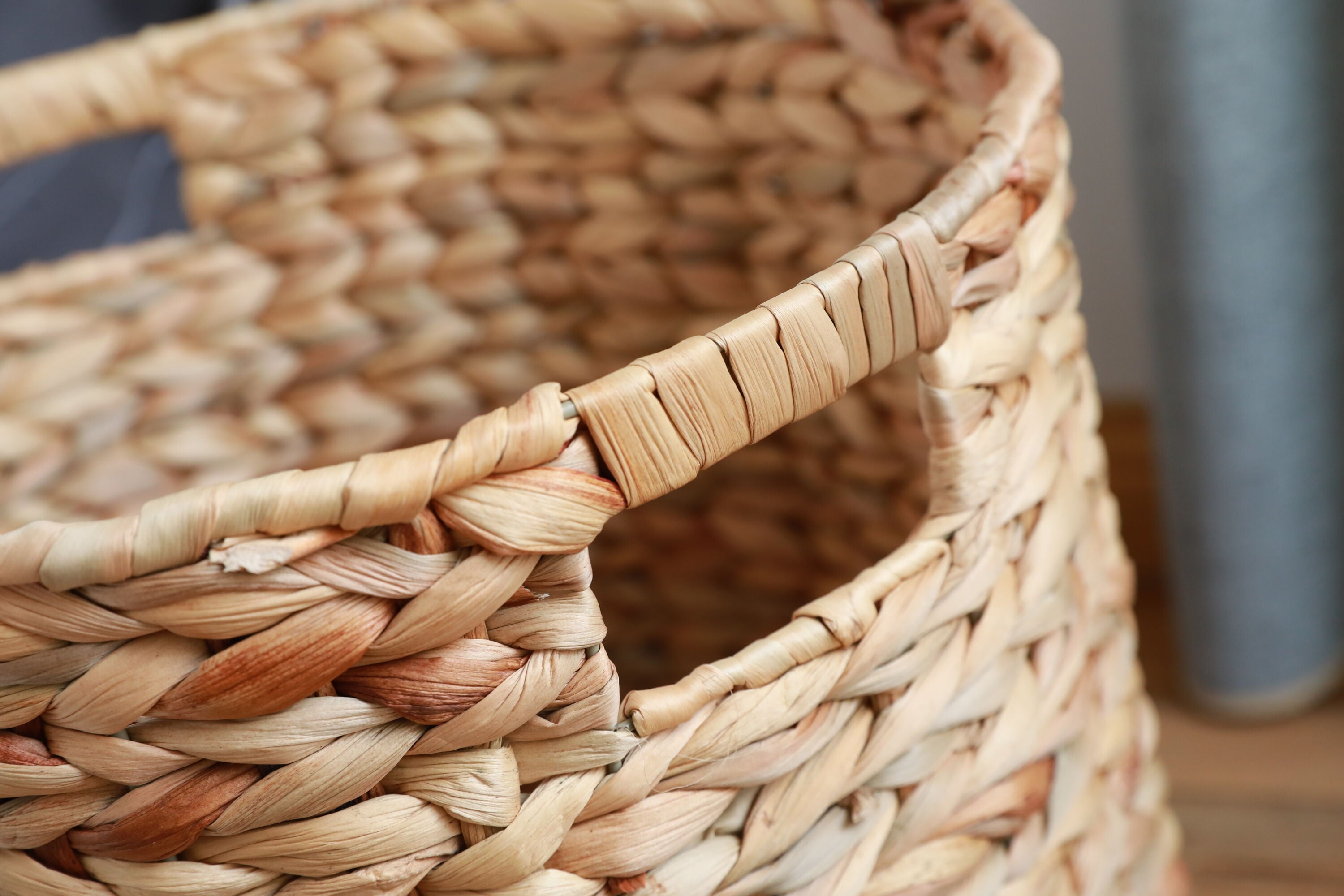 Vintiquewise Small Round Natural Woodchip Wooden Decorative Storage Basket with Handle