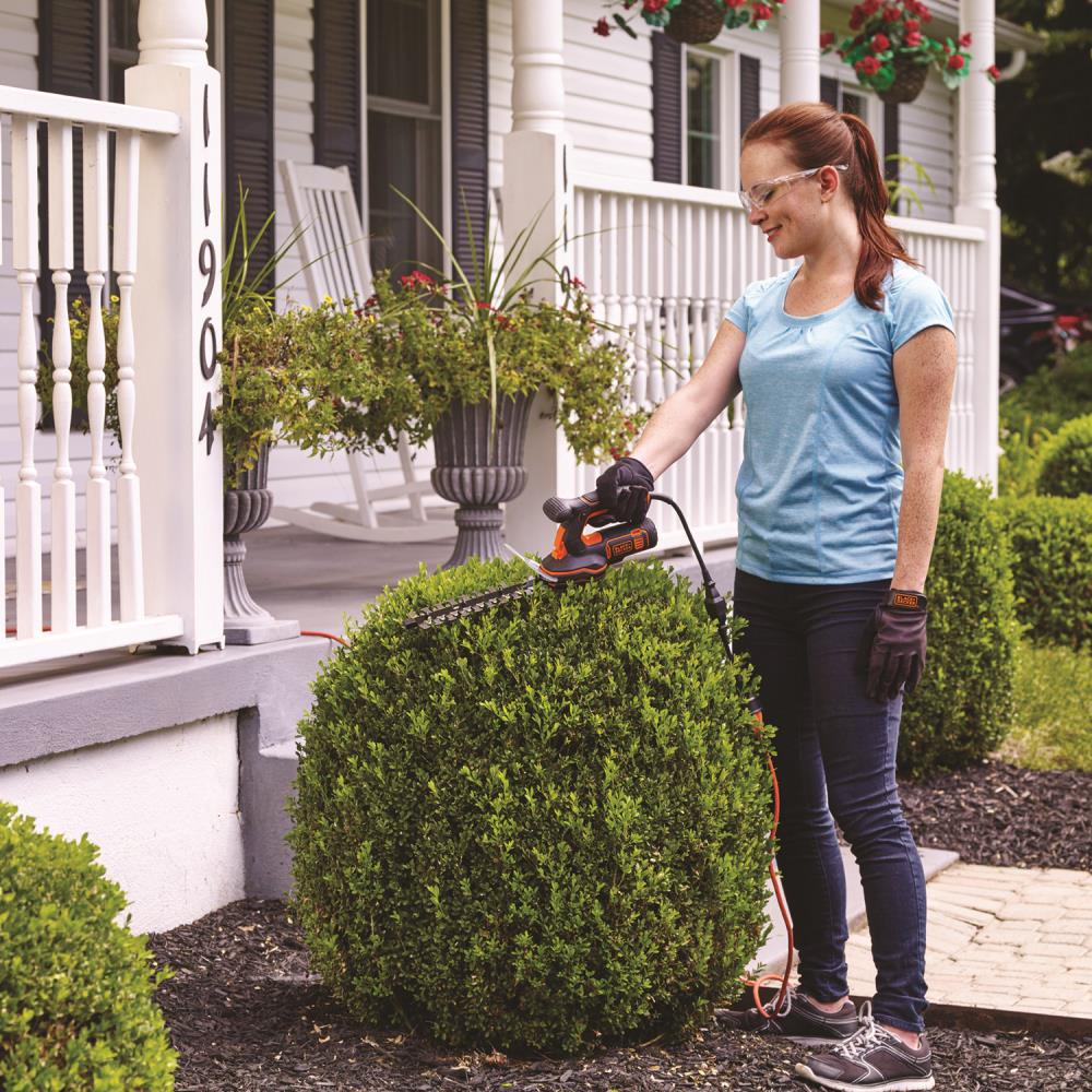 BLACK DECKER 6 in Carbon Steel Wavy Hedge Shears in the Hedge