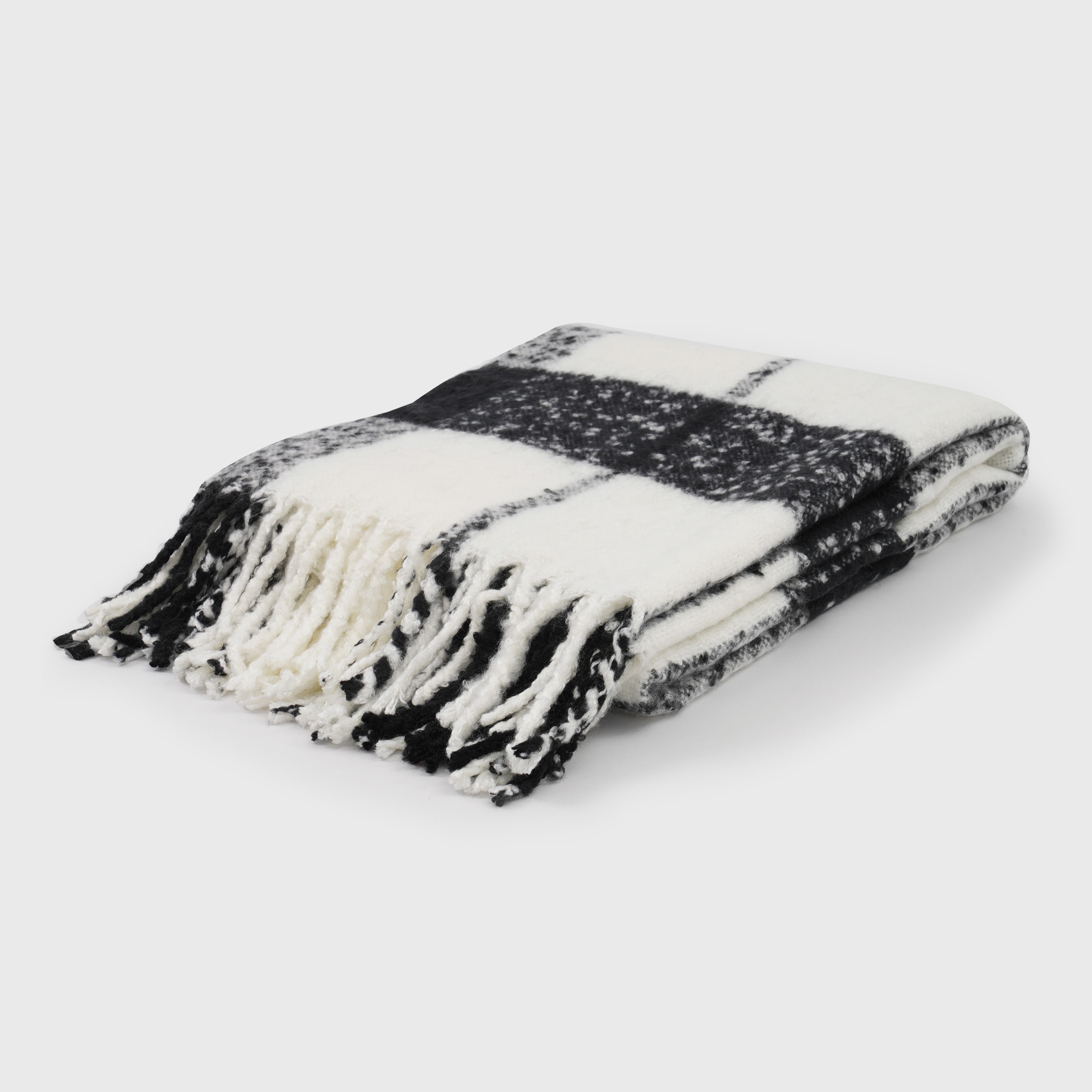 EVERGRACE 202005T13 Cortes Plaid Black 50-in x 60-in Acrylic Throw