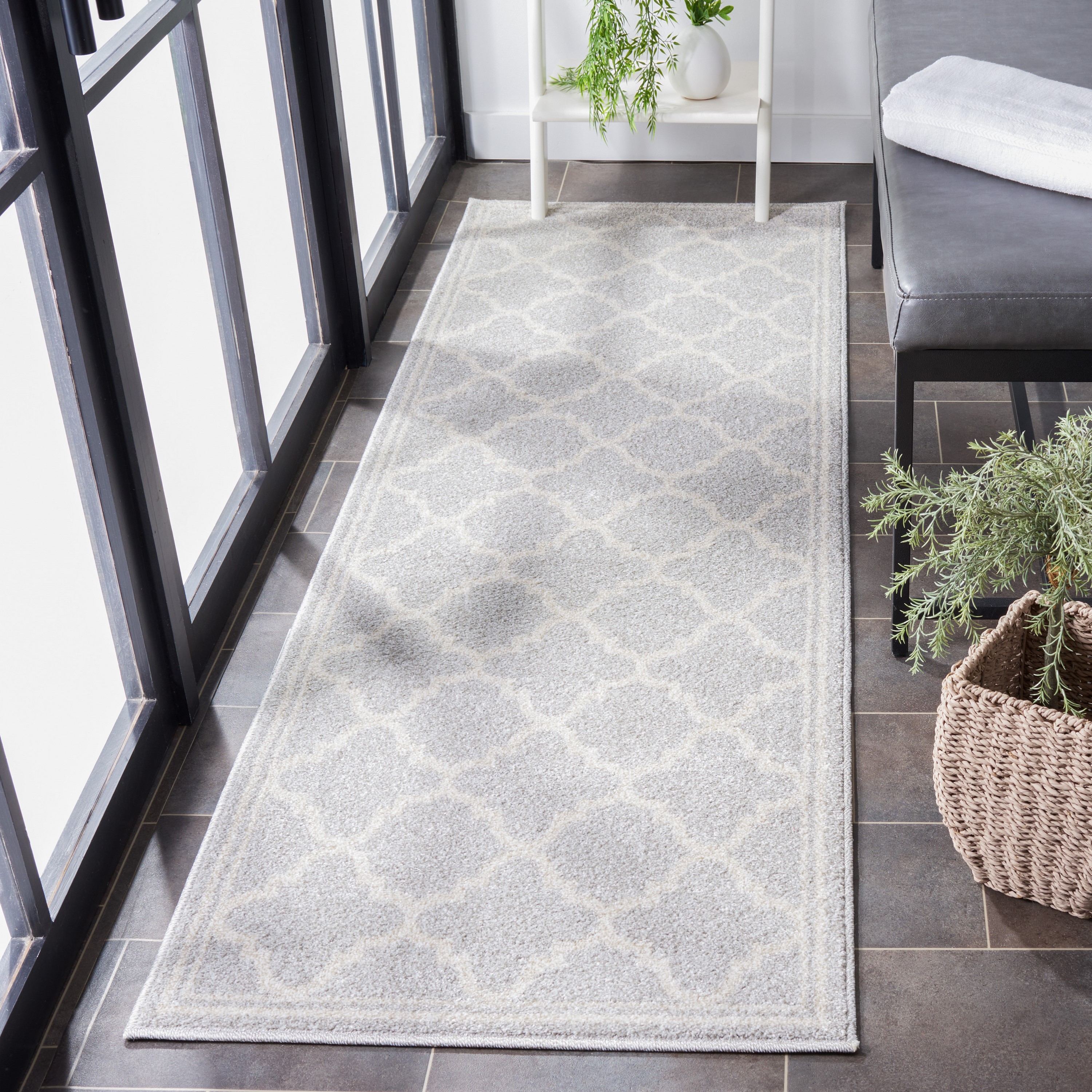 Safavieh AMT422B-211 Amherst Kelly 2 x 11 (ft) Loomed Synthetic Gray/Beige Rectangular Indoor Trellis Runner rug