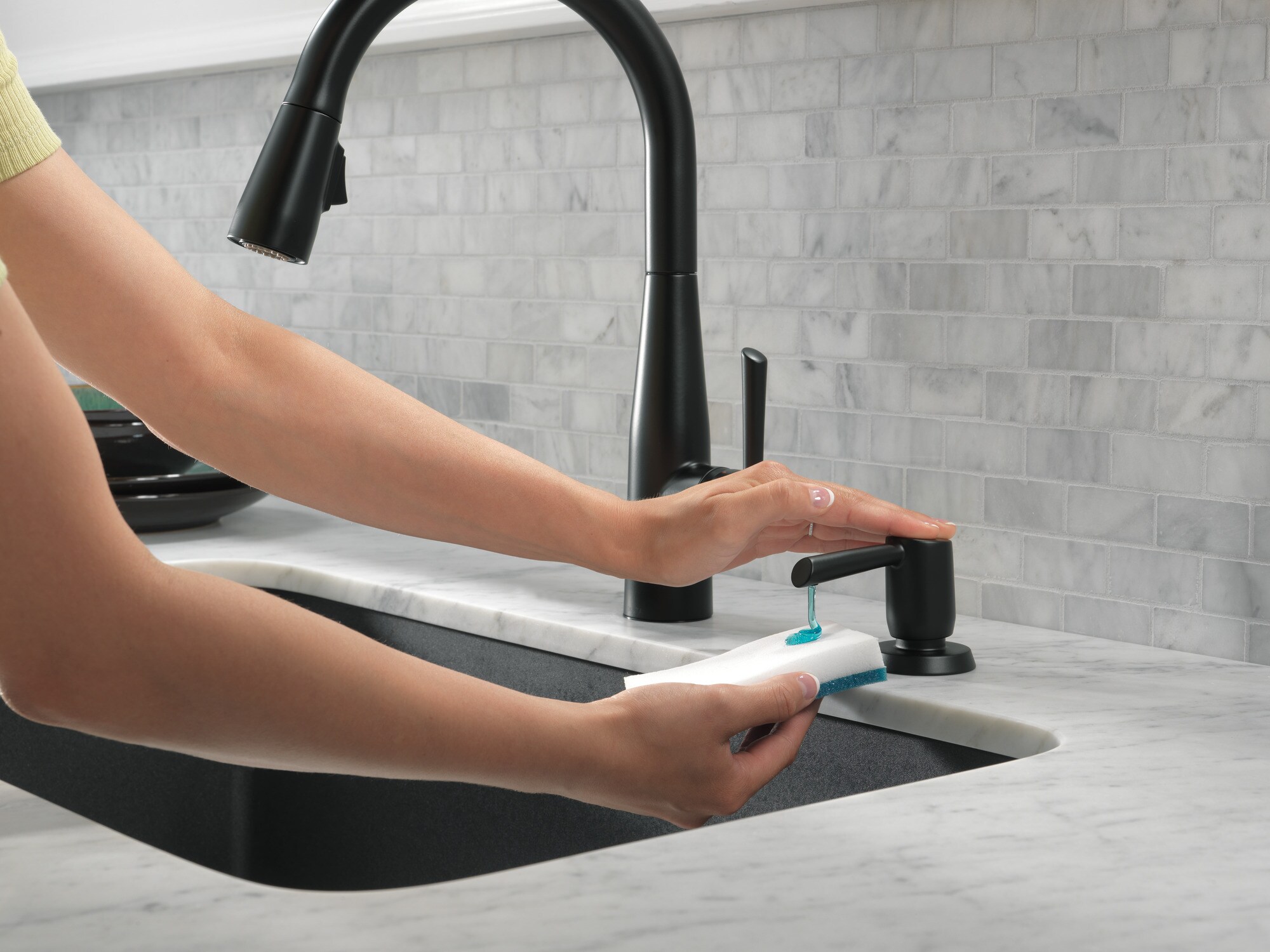 Matte Black Pull-Down Single Handle Kitchen Faucet