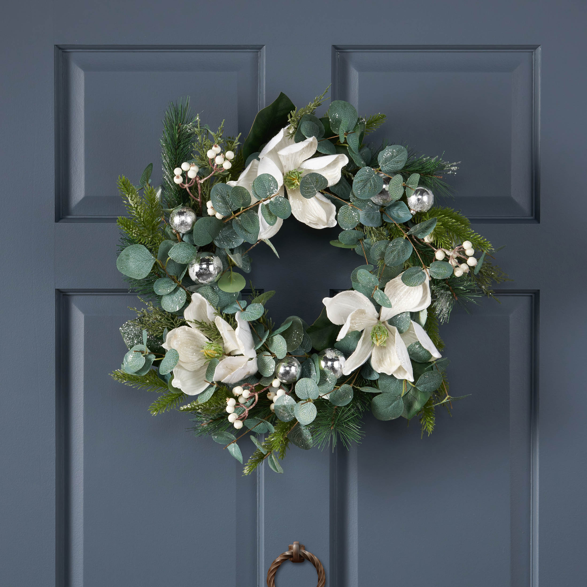 AAZJ NBC-CM73063 21.75-in Indoor/Outdoor White+Green Leaf Artificial Christmas Wreath