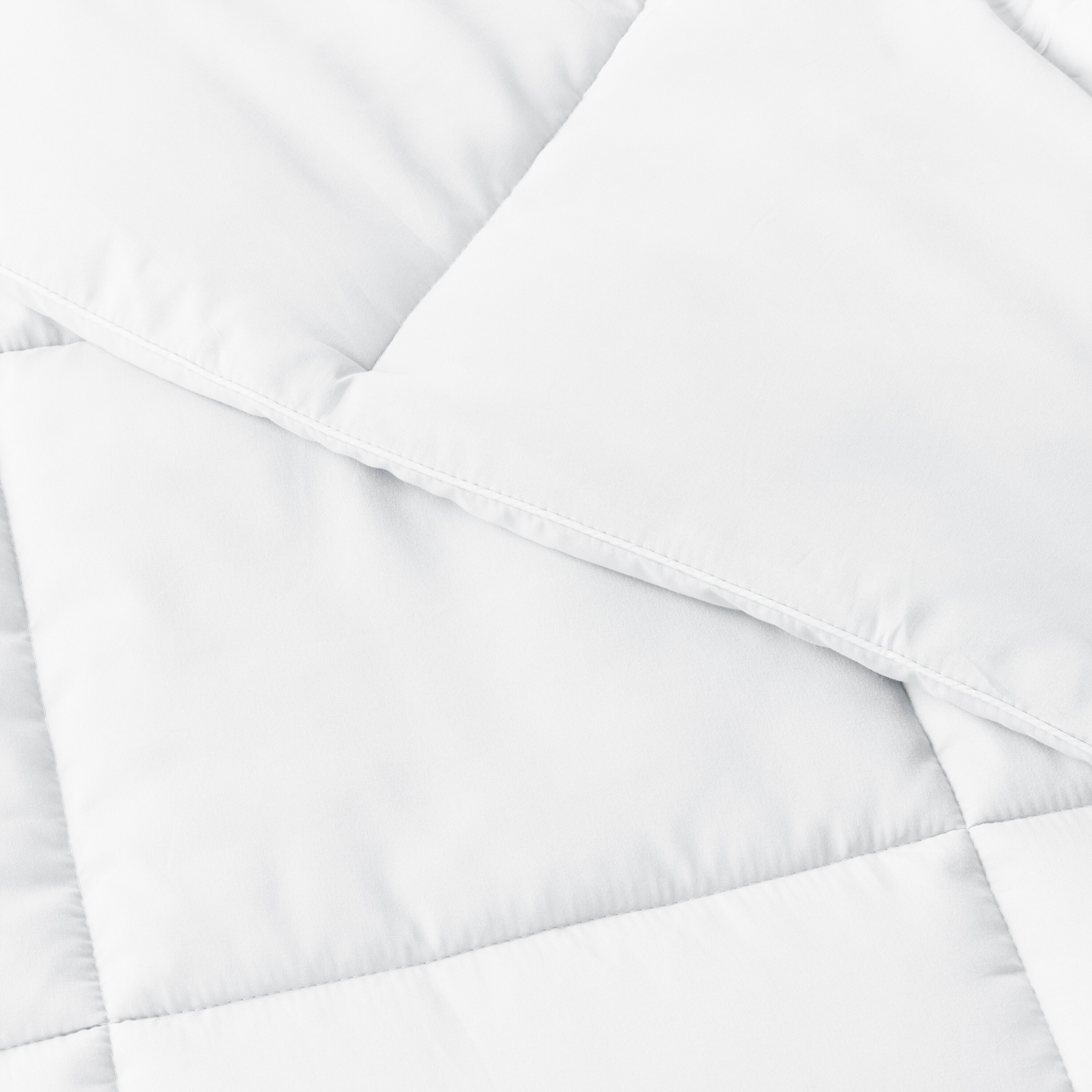 Ienjoy Home Home White Solid Twin/Twin Xl Comforter (Polyester with Down  Alternative Fill) in the Comforters & Bedspreads department at