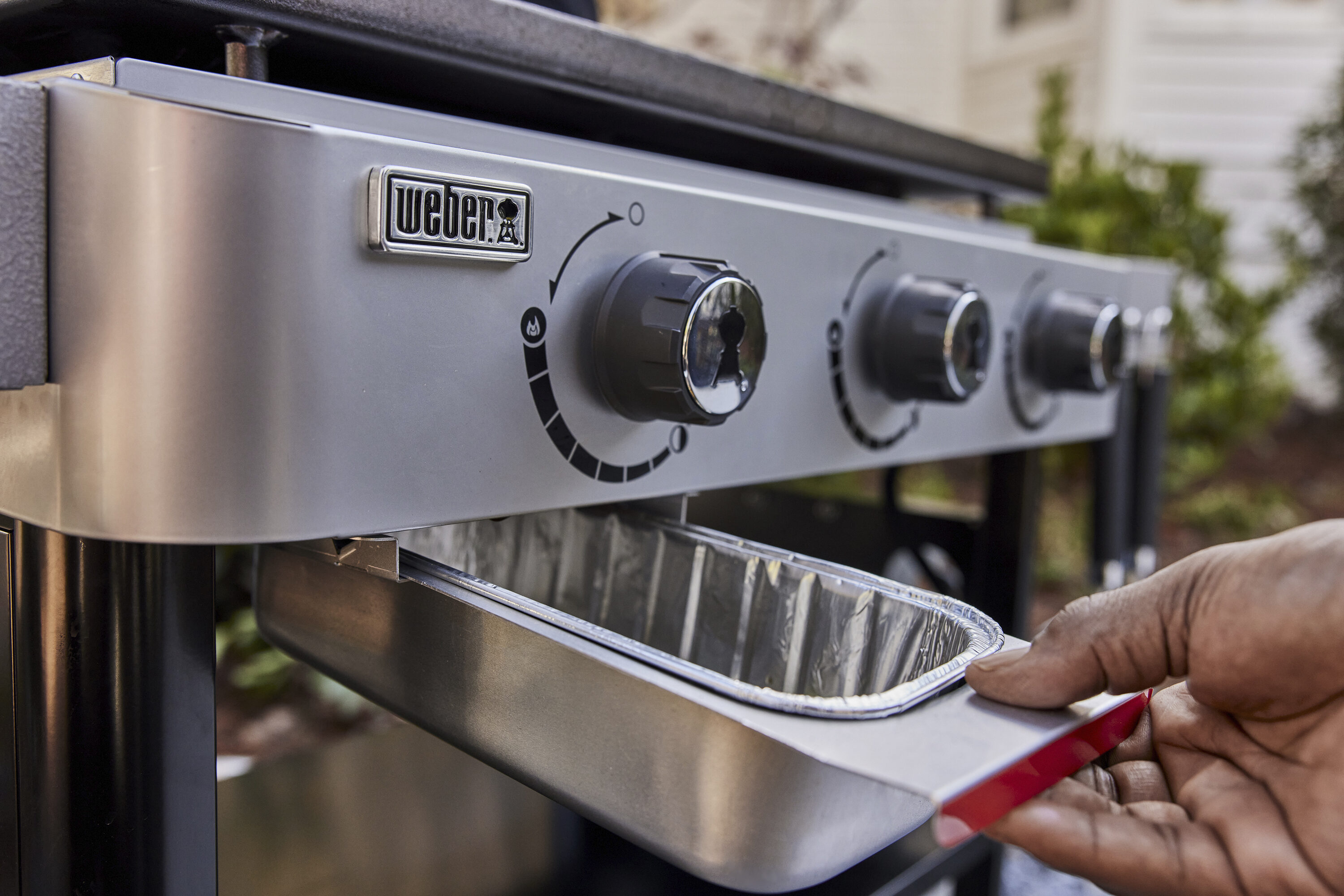 Our grill provides intense heating options from the top of the oven while  the fan spreads the heat evenly during meal preparations. The grill and  fan, By Bosch Home Kenya