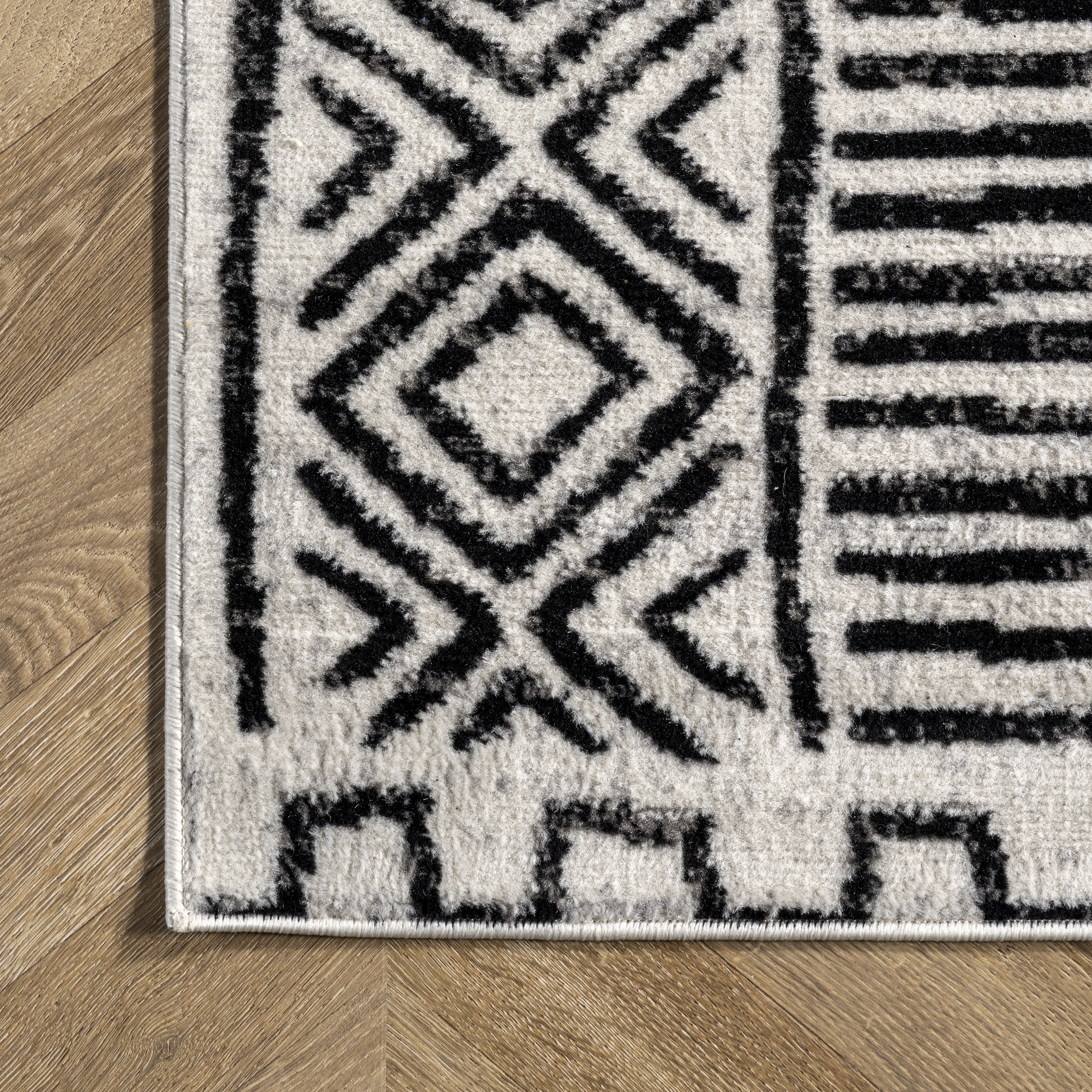 Gray Tribal Pattern 4' x 6' Synthetic Area Rug