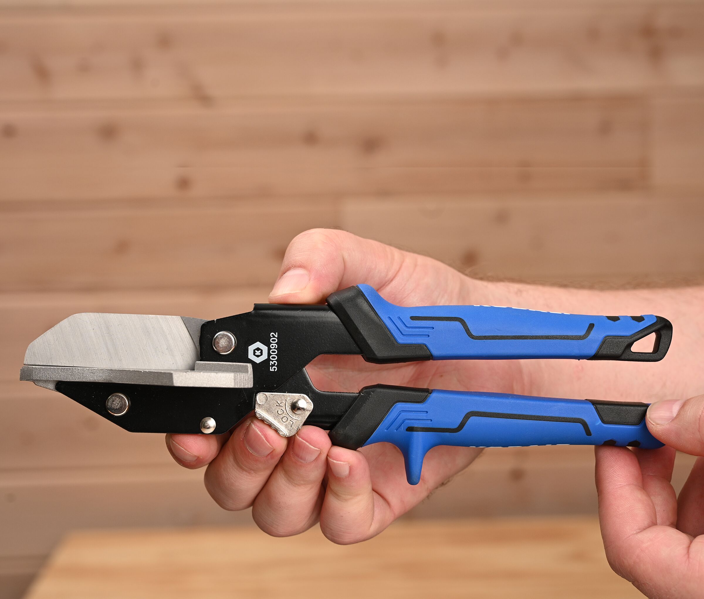 Kobalt 8-in Serrated Molded Grip Scissors