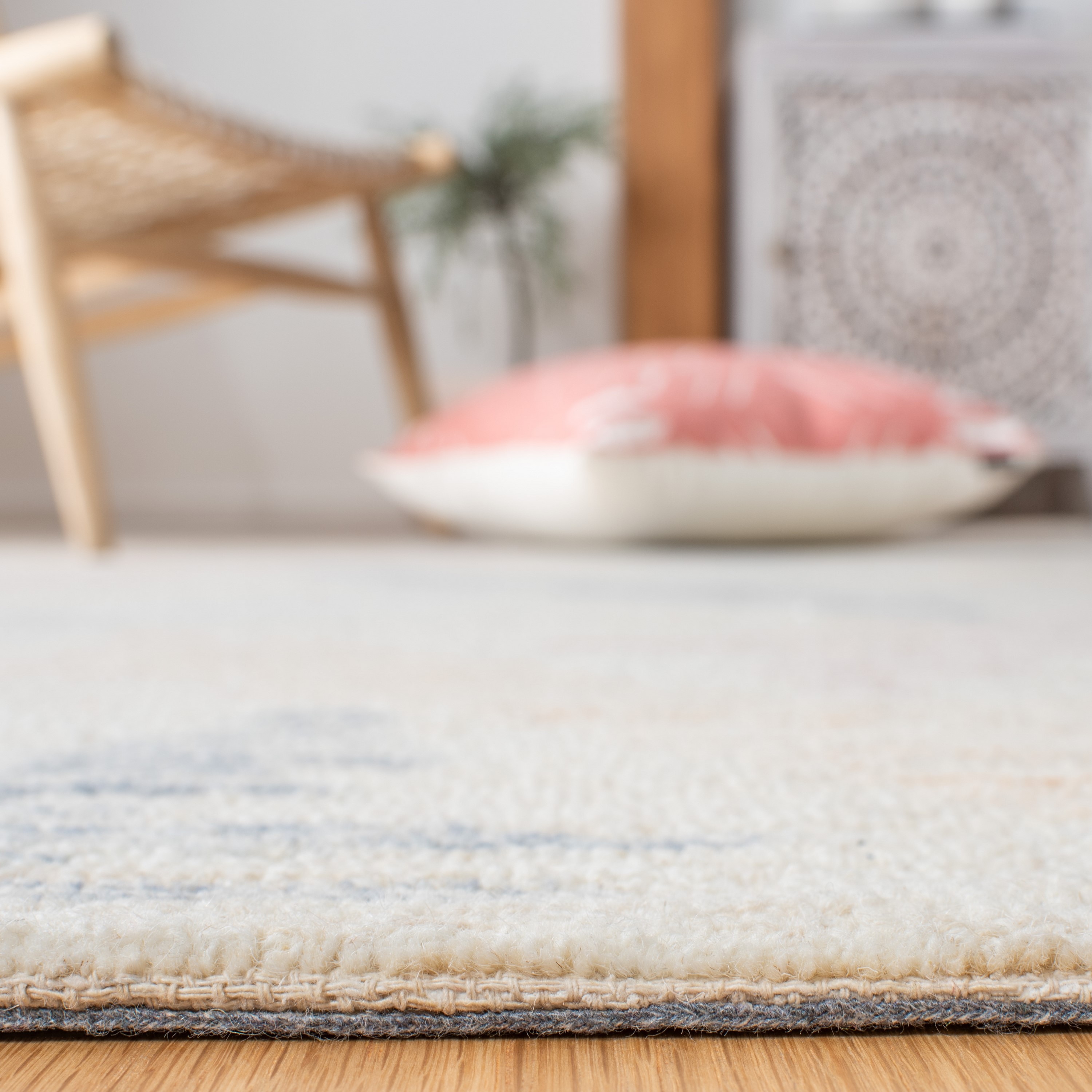 Ivory and Blue Hand-Tufted Wool 4' x 6' Area Rug