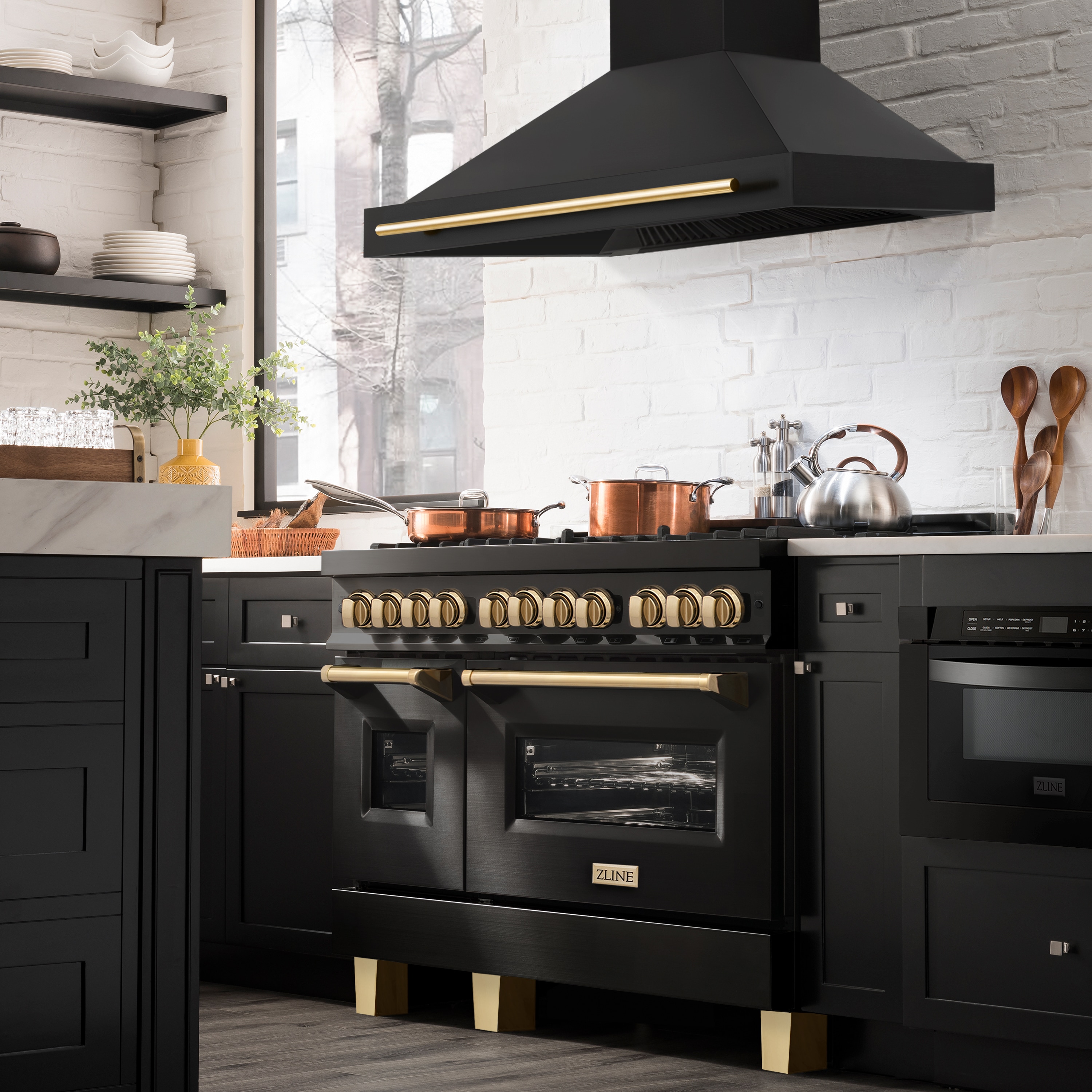 ZLINE KITCHEN & BATH Autograph Edition 48-in 700-CFM Ducted Black Stainless  Steel with Polished Gold Handle Wall-Mounted Range Hood in the Wall-Mounted Range  Hoods department at