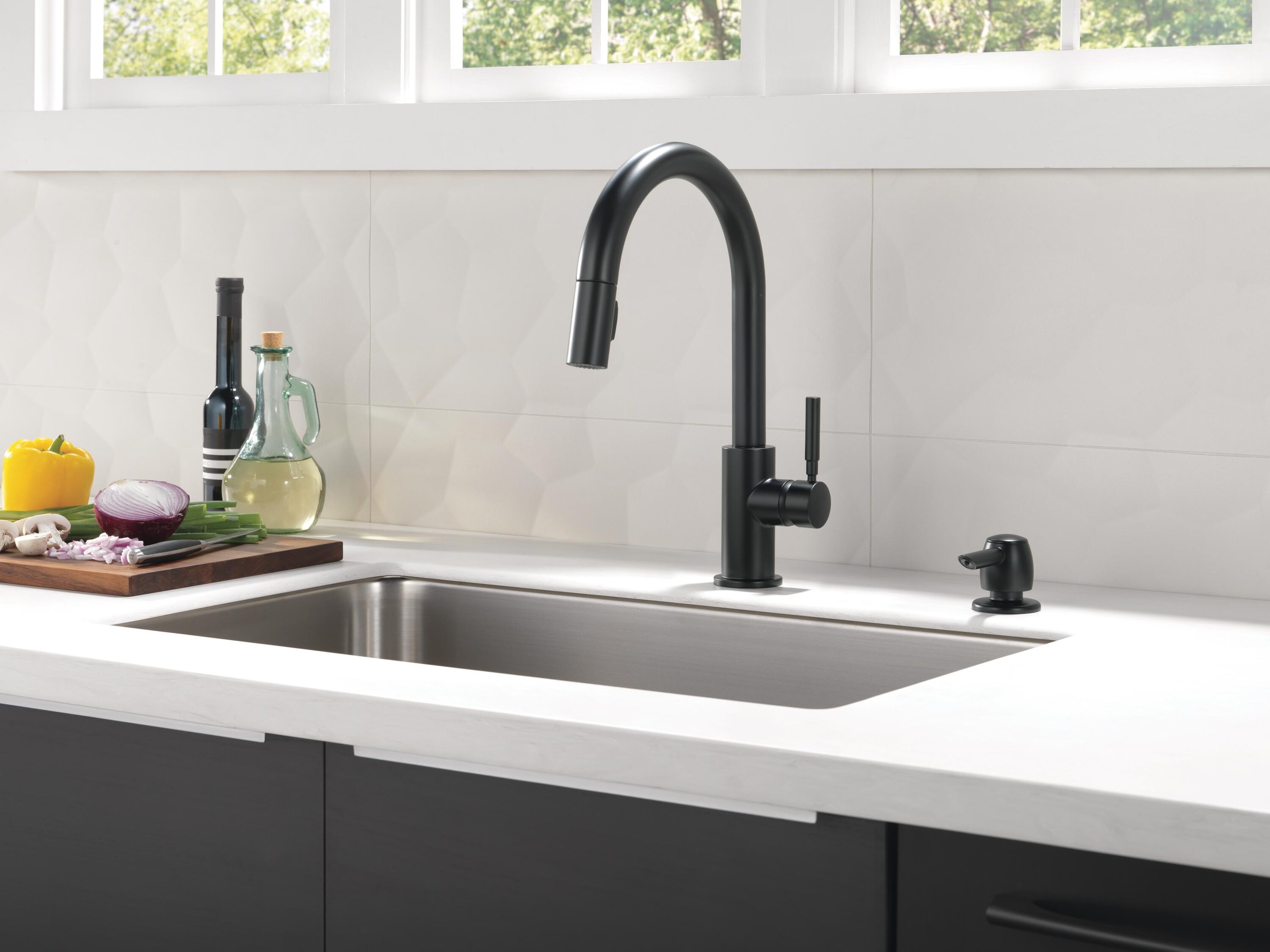 Delta Trask Matte Black Single Handle Pull-down Kitchen Faucet with Sprayer  Function (Deck Plate Included) at