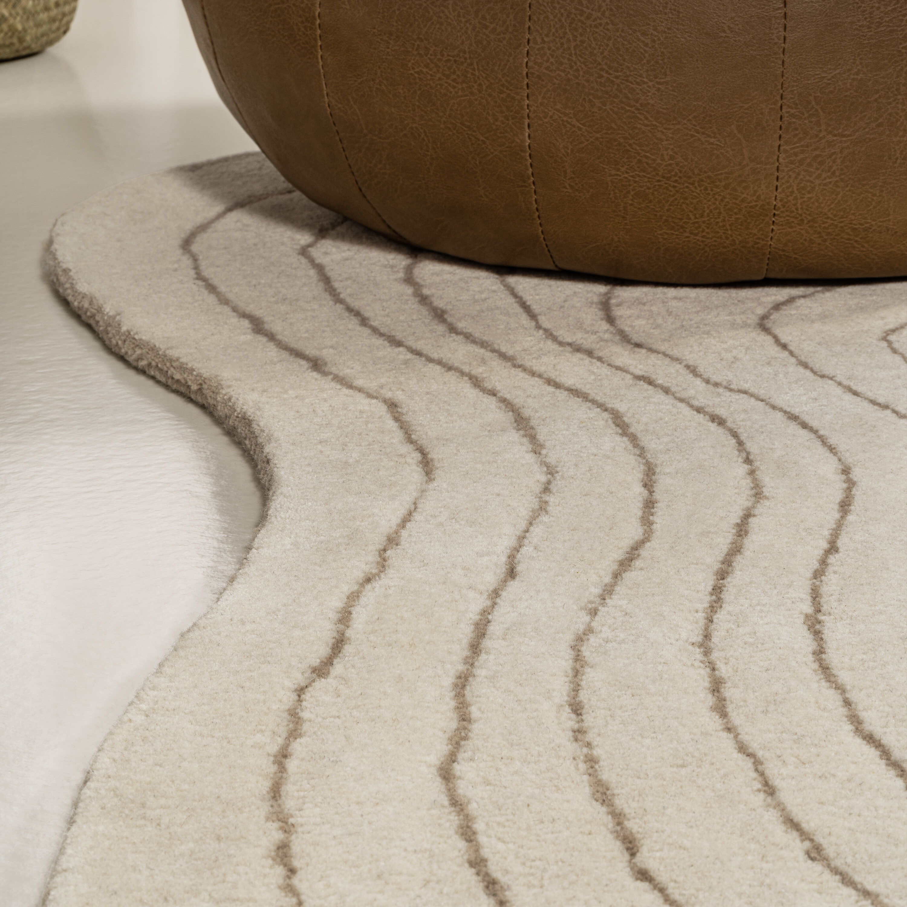 Ivory and Beige Abstract Handwoven Wool Area Rug, 5 ft. x 8 ft.