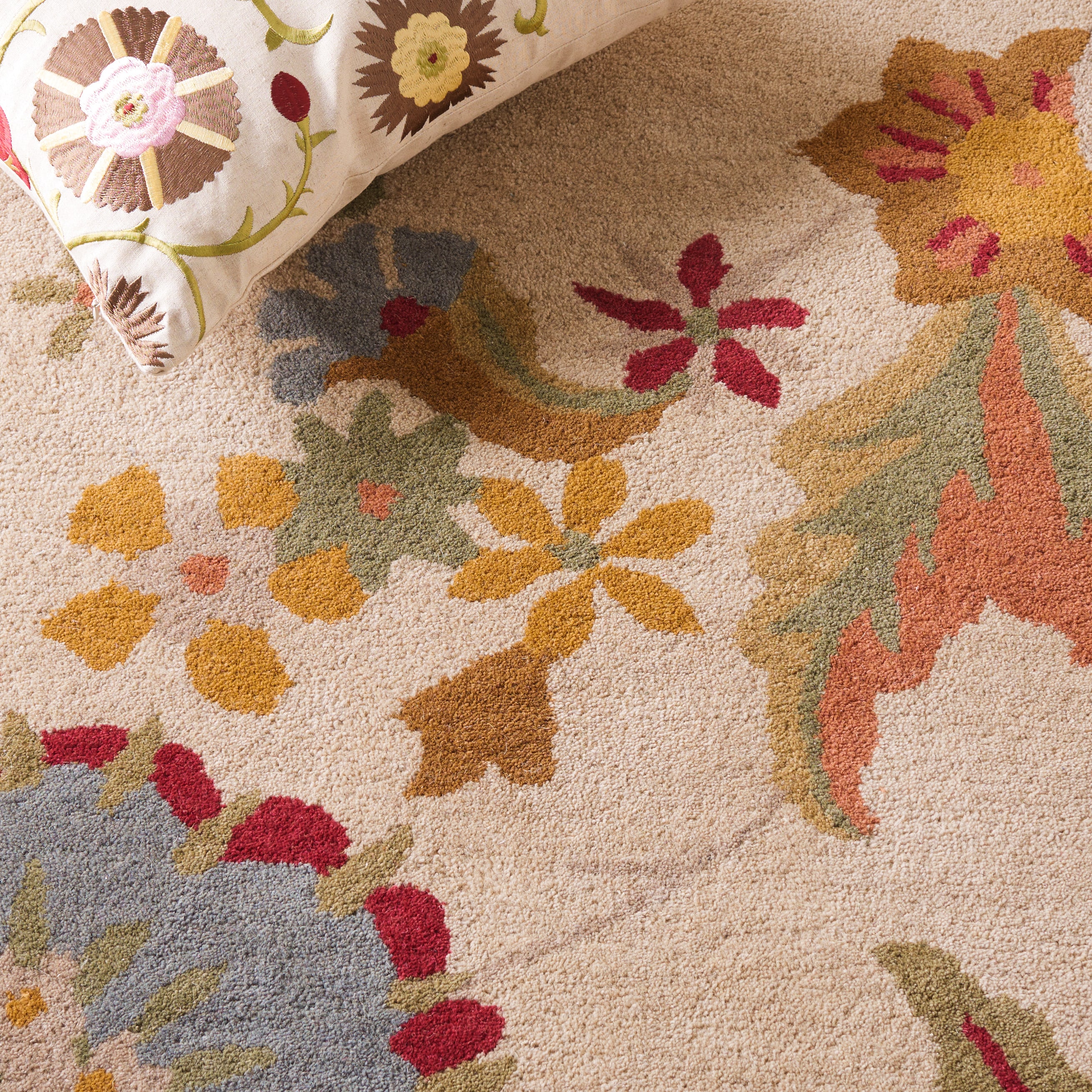 Ivory and Sage Floral Tufted Wool Area Rug, 6' x 9'