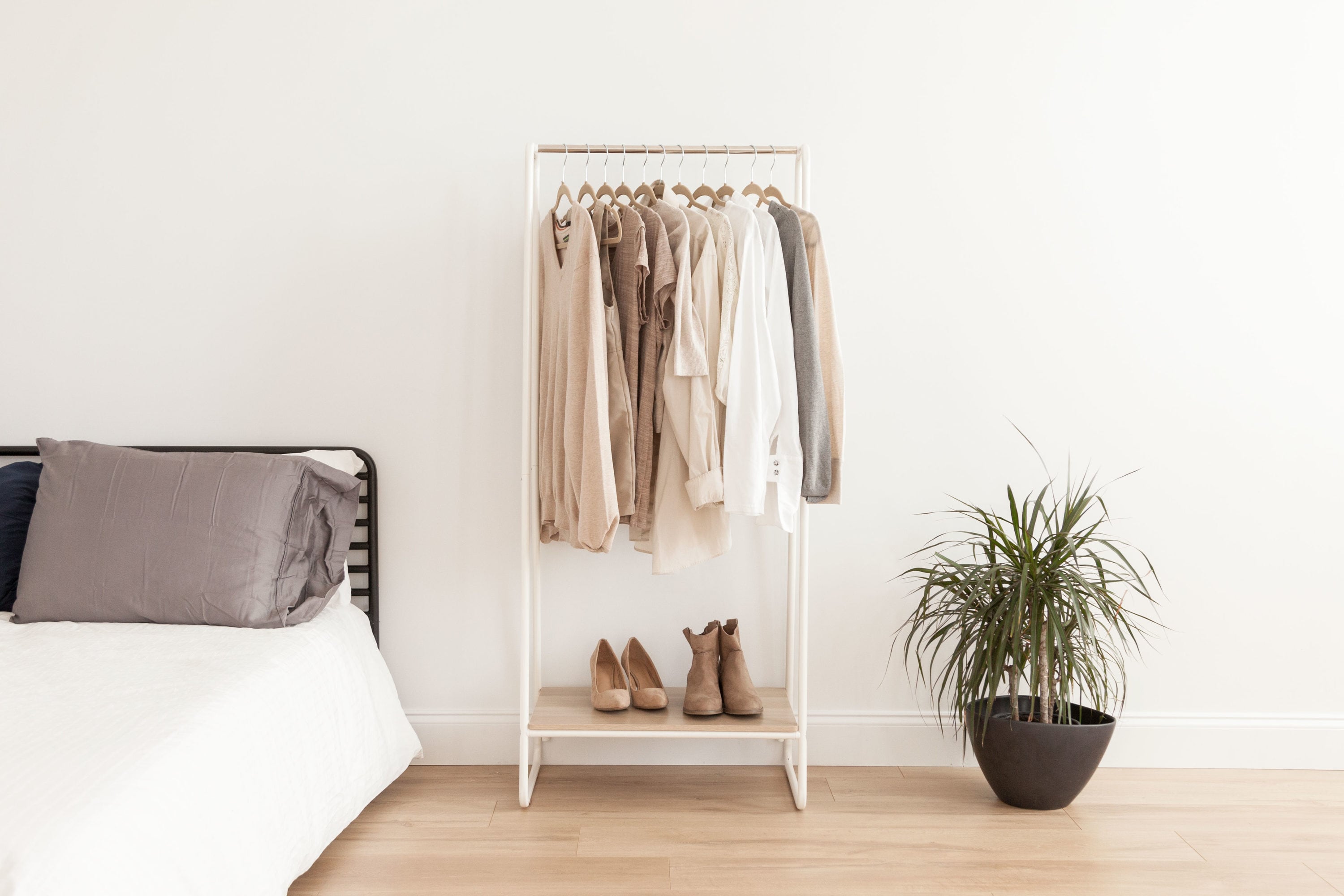 IRIS White Metal Garment Rack with Wooden Shelf White-Hook Valet