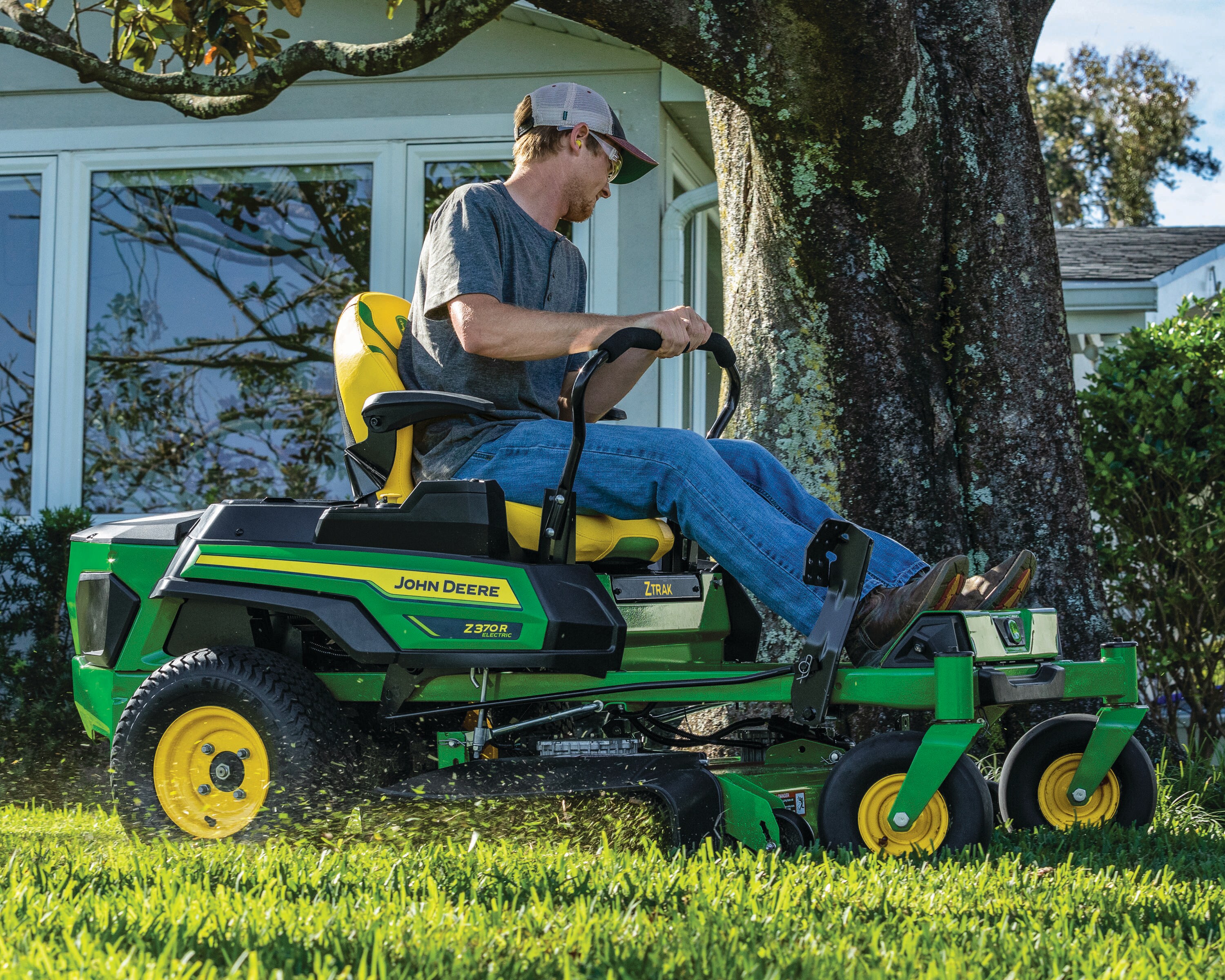 John Deere Z370R ZTrak 42 in 58 volt Lithium Ion Electric Zero turn Riding Lawn Mower with 1 61.27 Ah Battery Charger Included in the Zero Turn Riding Lawn Mowers department at Lowes