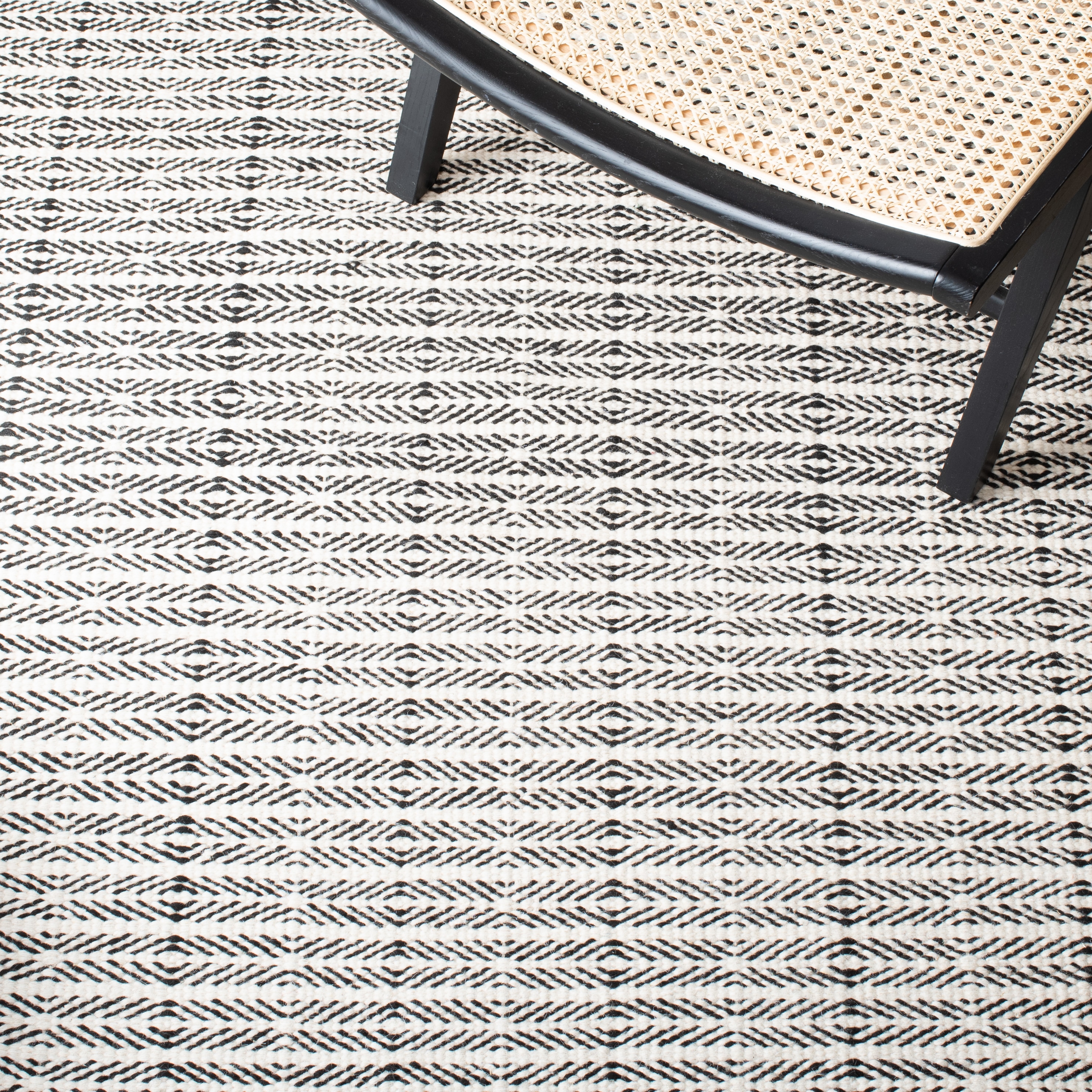Handmade Black and Ivory Wool Tufted Reversible Area Rug, 9' x 12'